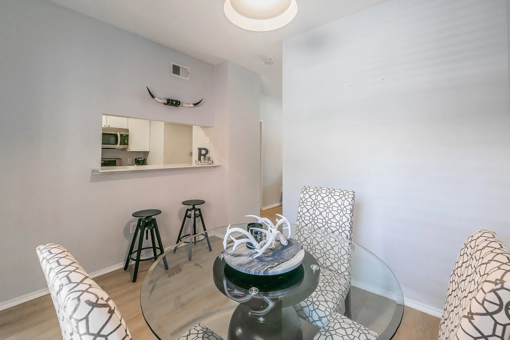 Condominium For Sale in Tarrant County , 3212 Donnelly Circle 501, Fort Worth, Texas 76107, 2 Bedroom, 2 Bathroom, Garage spaces, 1,069 Sqft, built in 1984, mls#21374702, Real Estate Agent in Fort Worth, Homes For Sale in Tarrant county, Homes For Sale in Fort Worth, Realtor in Fort Worth Texas, Real Estate Brokerage Independent Realty Texas, Luminita Cordes Realtor