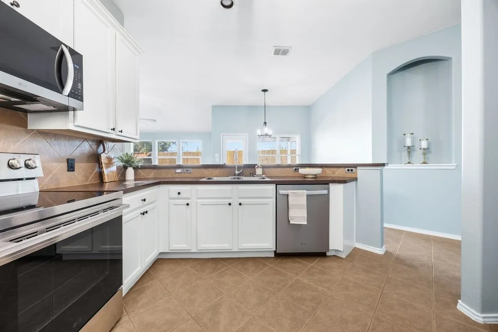Single Family Residence For Sale in Denton County , 15533 Adlong Drive, Fort Worth, Texas 76262, 3 Bedroom, 2 Bathroom, 2 Garage spaces, 1,778 Sqft, built in 2006, mls#21375769, Real Estate Agent in Fort Worth, Homes For Sale in Denton county, Homes For Sale in Fort Worth, Realtor in Fort Worth Texas, Real Estate Brokerage Independent Realty Texas, Luminita Cordes Realtor