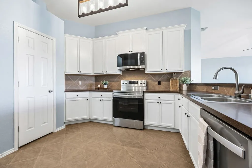 Single Family Residence For Sale in Denton County , 15533 Adlong Drive, Fort Worth, Texas 76262, 3 Bedroom, 2 Bathroom, 2 Garage spaces, 1,778 Sqft, built in 2006, mls#21375769, Real Estate Agent in Fort Worth, Homes For Sale in Denton county, Homes For Sale in Fort Worth, Realtor in Fort Worth Texas, Real Estate Brokerage Independent Realty Texas, Luminita Cordes Realtor
