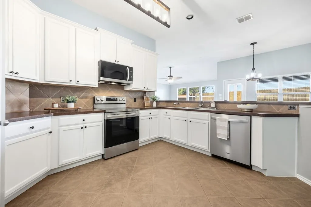 Single Family Residence For Sale in Denton County , 15533 Adlong Drive, Fort Worth, Texas 76262, 3 Bedroom, 2 Bathroom, 2 Garage spaces, 1,778 Sqft, built in 2006, mls#21375769, Real Estate Agent in Fort Worth, Homes For Sale in Denton county, Homes For Sale in Fort Worth, Realtor in Fort Worth Texas, Real Estate Brokerage Independent Realty Texas, Luminita Cordes Realtor