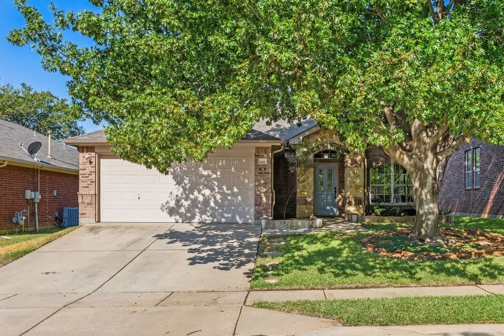 Single Family Residence For Sale in Denton County , 15533 Adlong Drive, Fort Worth, Texas 76262, 3 Bedroom, 2 Bathroom, 2 Garage spaces, 1,778 Sqft, built in 2006, mls#21375769, Real Estate Agent in Fort Worth, Homes For Sale in Denton county, Homes For Sale in Fort Worth, Realtor in Fort Worth Texas, Real Estate Brokerage Independent Realty Texas, Luminita Cordes Realtor