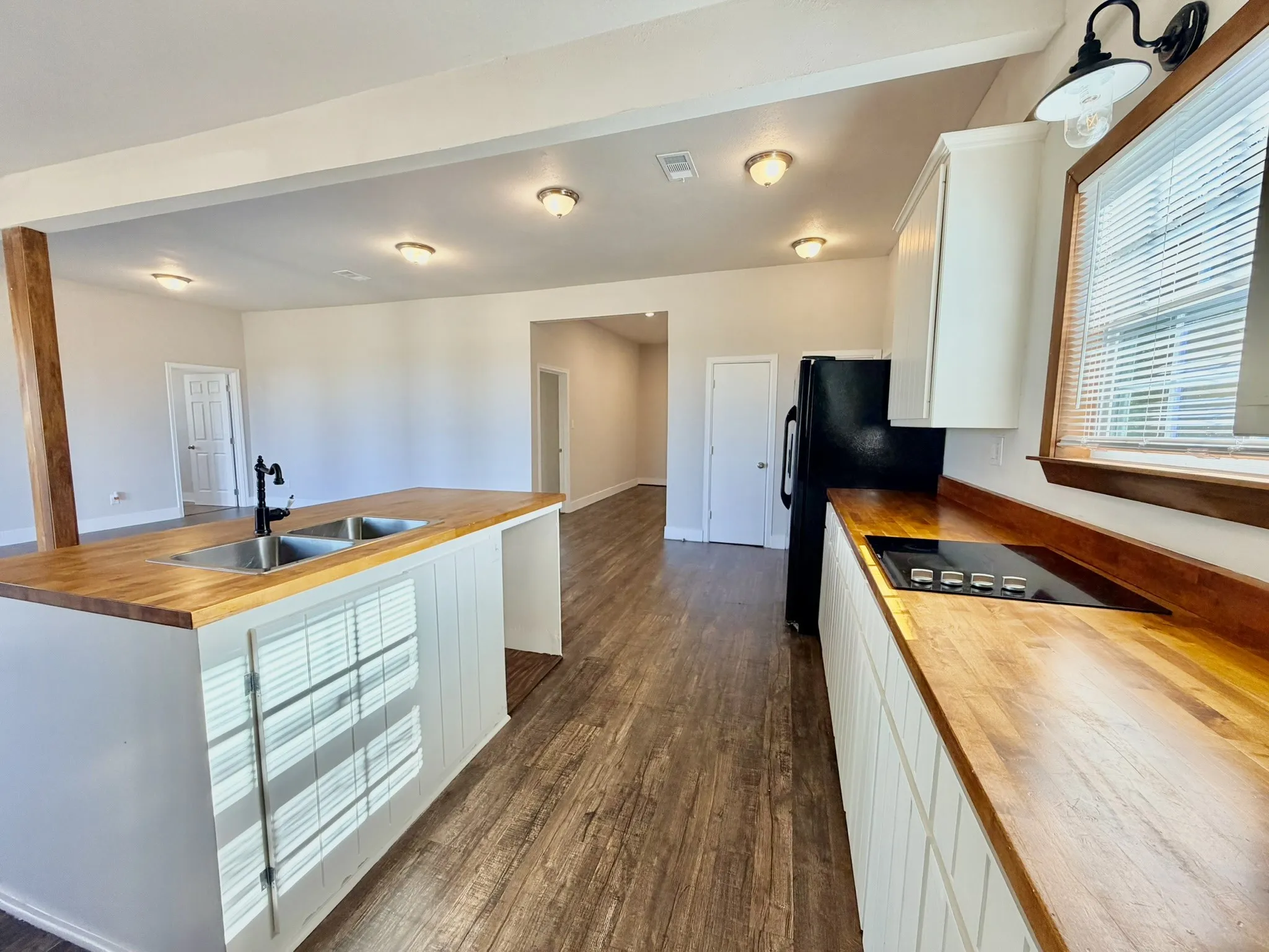 Single Family Residence For Rent in Grayson County , 26272 State Highway 56, Whitesboro, Texas 76273, 3 Bedroom, 2 Bathroom, Garage spaces, 1,435 Sqft, built in 1994, mls#21375783, Real Estate Agent in Whitesboro, Homes For Rent in Grayson county, Homes For Rent in Whitesboro, Realtor in Whitesboro Texas, Real Estate Brokerage Independent Realty Texas, Luminita Cordes Realtor
