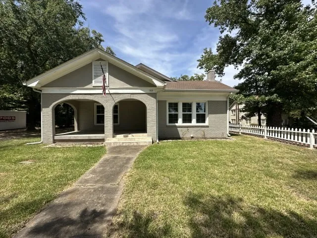 Single Family Residence For Sale in Smith County , 1103 S Broadway Avenue, Tyler, Texas 75701, 3 Bedroom, 2 Bathroom, Garage spaces, 1,940 Sqft, built in 1927, mls#21375785, Real Estate Agent in Tyler, Homes For Sale in Smith county, Homes For Sale in Tyler, Realtor in Tyler Texas, Real Estate Brokerage Independent Realty Texas, Luminita Cordes Realtor
