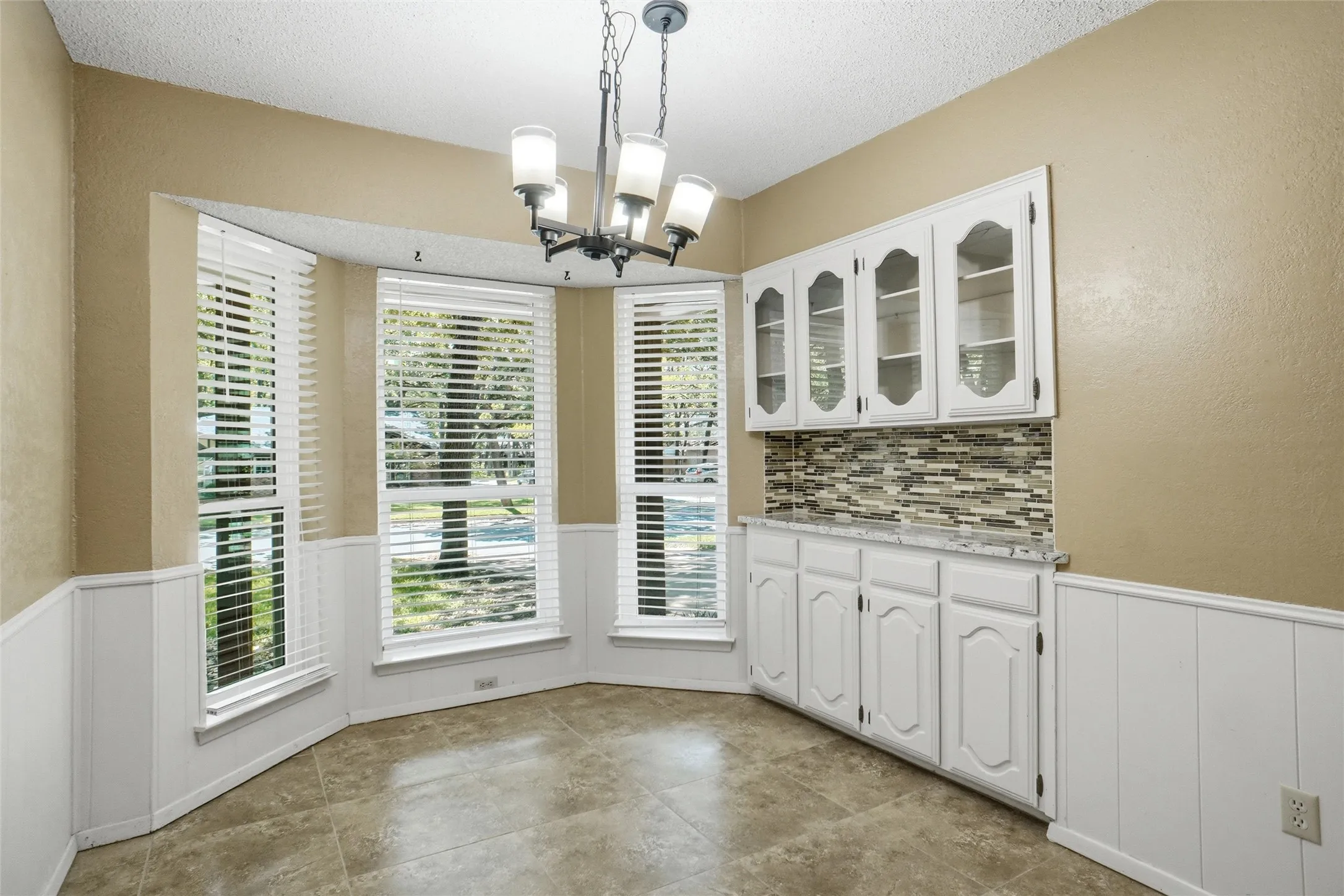 Single Family Residence For Rent in Tarrant County , 2958 Columbine Drive, Grapevine, Texas 76051, 3 Bedroom, 2 Bathroom, 2 Garage spaces, 1,894 Sqft, built in 1977, mls#21374276, Real Estate Agent in Grapevine, Homes For Rent in Tarrant county, Homes For Rent in Grapevine, Realtor in Grapevine Texas, Real Estate Brokerage Independent Realty Texas, Luminita Cordes Realtor