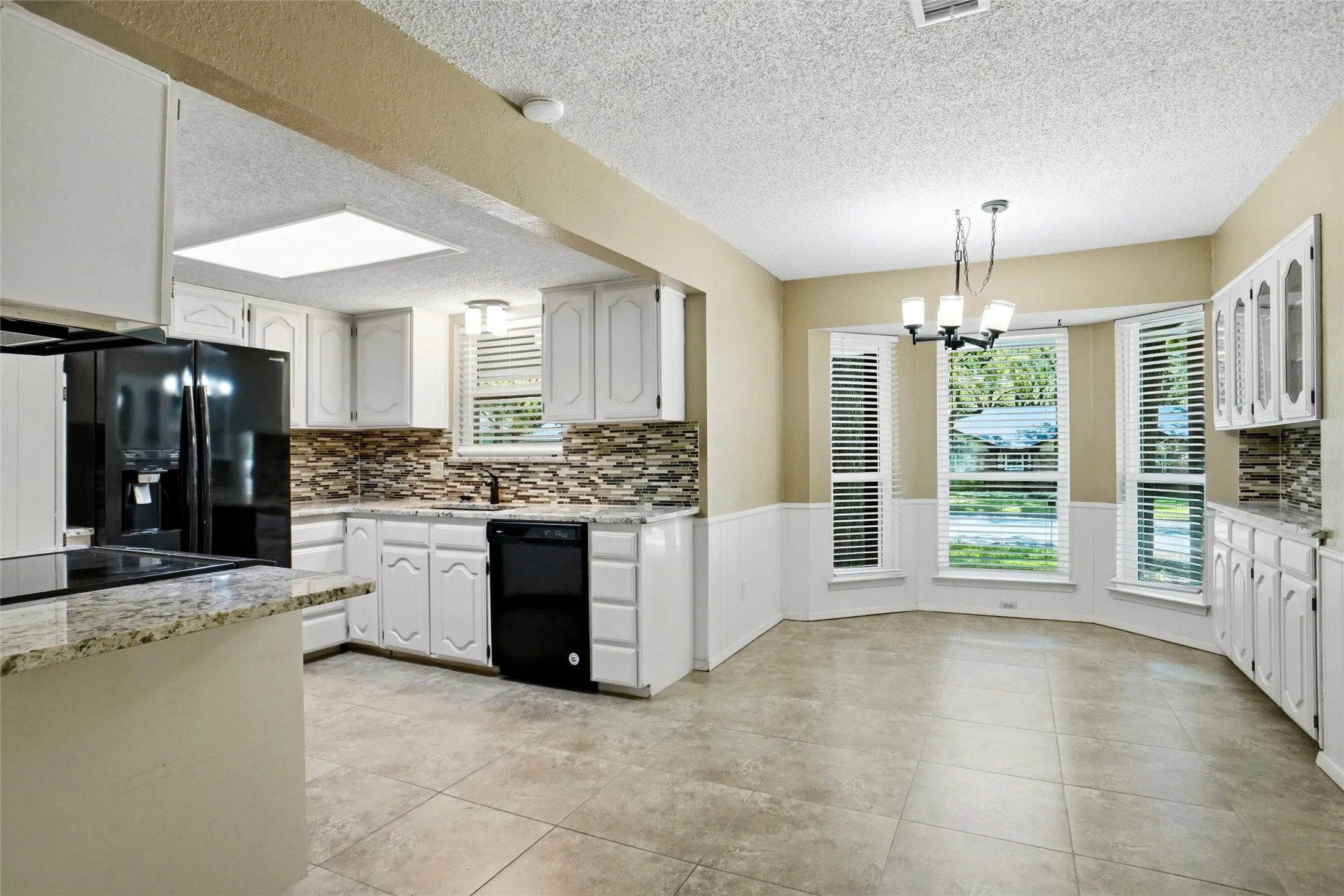 Single Family Residence For Rent in Tarrant County , 2958 Columbine Drive, Grapevine, Texas 76051, 3 Bedroom, 2 Bathroom, 2 Garage spaces, 1,894 Sqft, built in 1977, mls#21374276, Real Estate Agent in Grapevine, Homes For Rent in Tarrant county, Homes For Rent in Grapevine, Realtor in Grapevine Texas, Real Estate Brokerage Independent Realty Texas, Luminita Cordes Realtor