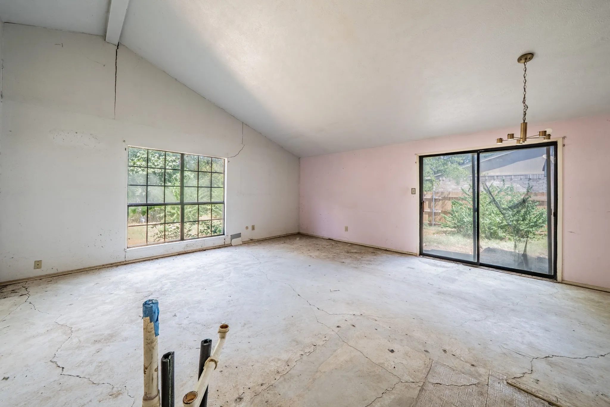 Single Family Residence For Sale in Tarrant County , 2031 Sharpshire Lane, Arlington, Texas 76014, 3 Bedroom, 1 Bathroom, 1 Garage spaces, 1,130 Sqft, built in 1982, mls#21375792, Real Estate Agent in Arlington, Homes For Sale in Tarrant county, Homes For Sale in Arlington, Realtor in Arlington Texas, Real Estate Brokerage Independent Realty Texas, Luminita Cordes Realtor