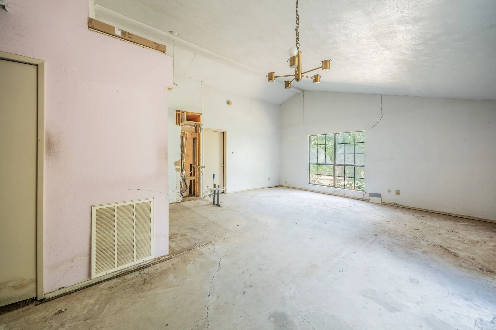 Single Family Residence For Sale in Tarrant County , 2031 Sharpshire Lane, Arlington, Texas 76014, 3 Bedroom, 1 Bathroom, 1 Garage spaces, 1,130 Sqft, built in 1982, mls#21375792, Real Estate Agent in Arlington, Homes For Sale in Tarrant county, Homes For Sale in Arlington, Realtor in Arlington Texas, Real Estate Brokerage Independent Realty Texas, Luminita Cordes Realtor