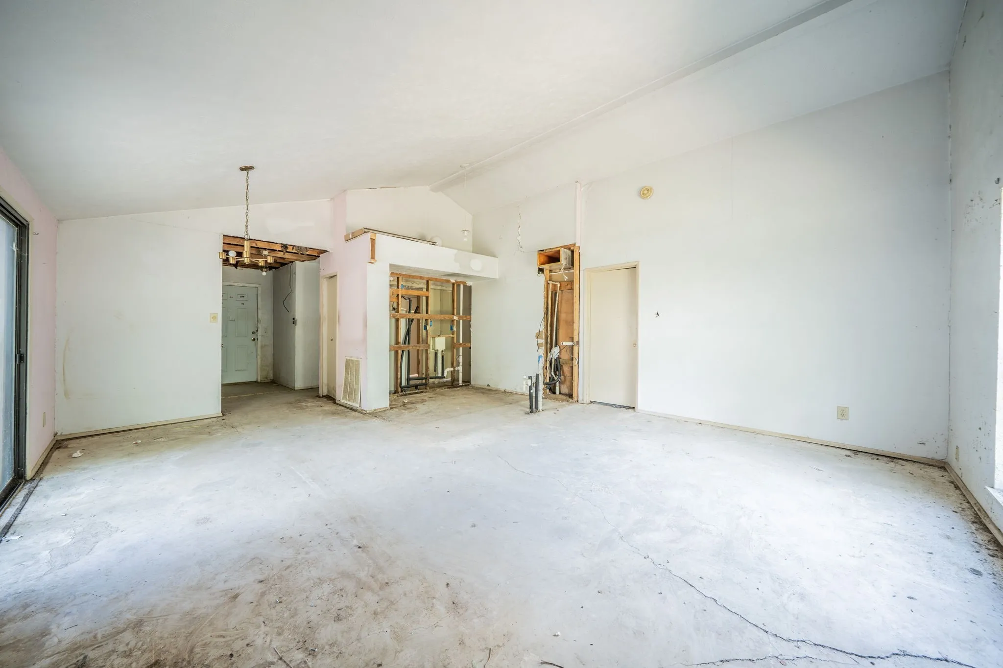 Single Family Residence For Sale in Tarrant County , 2031 Sharpshire Lane, Arlington, Texas 76014, 3 Bedroom, 1 Bathroom, 1 Garage spaces, 1,130 Sqft, built in 1982, mls#21375792, Real Estate Agent in Arlington, Homes For Sale in Tarrant county, Homes For Sale in Arlington, Realtor in Arlington Texas, Real Estate Brokerage Independent Realty Texas, Luminita Cordes Realtor
