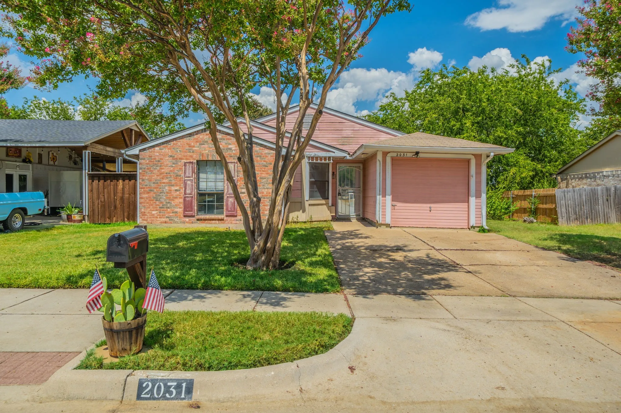 Single Family Residence For Sale in Tarrant County , 2031 Sharpshire Lane, Arlington, Texas 76014, 3 Bedroom, 1 Bathroom, 1 Garage spaces, 1,130 Sqft, built in 1982, mls#21375792, Real Estate Agent in Arlington, Homes For Sale in Tarrant county, Homes For Sale in Arlington, Realtor in Arlington Texas, Real Estate Brokerage Independent Realty Texas, Luminita Cordes Realtor