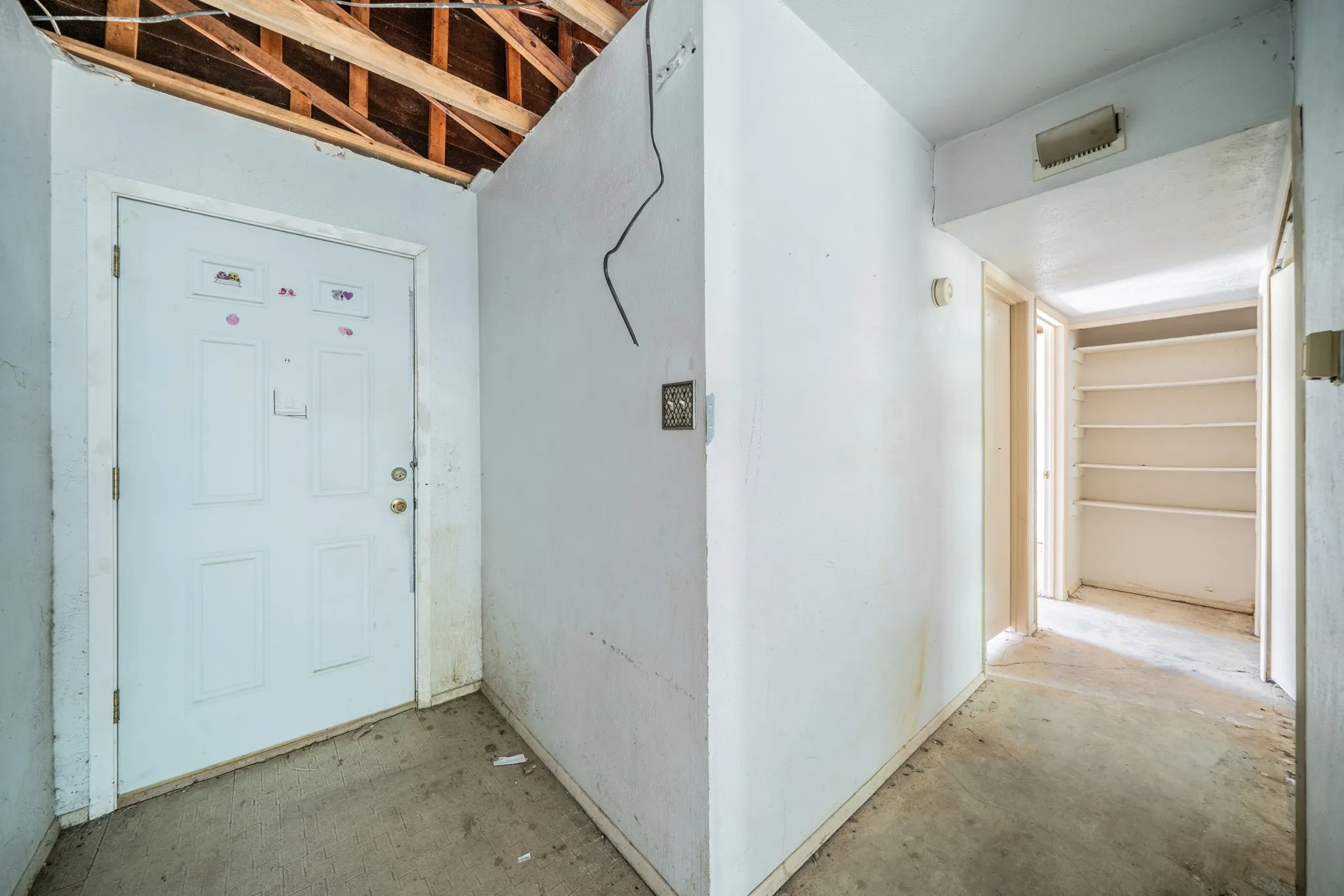 Single Family Residence For Sale in Tarrant County , 2031 Sharpshire Lane, Arlington, Texas 76014, 3 Bedroom, 1 Bathroom, 1 Garage spaces, 1,130 Sqft, built in 1982, mls#21375792, Real Estate Agent in Arlington, Homes For Sale in Tarrant county, Homes For Sale in Arlington, Realtor in Arlington Texas, Real Estate Brokerage Independent Realty Texas, Luminita Cordes Realtor