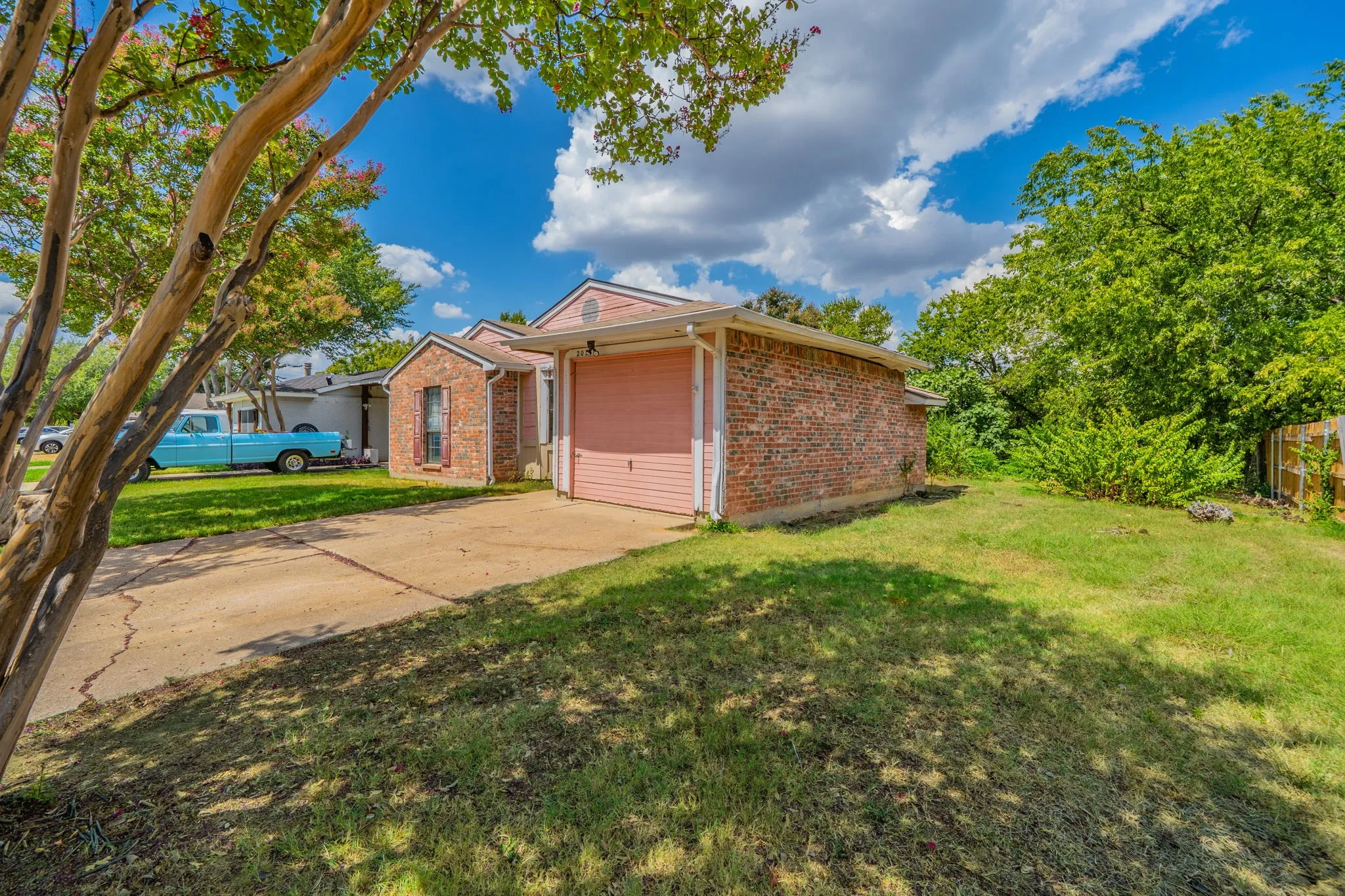 Single Family Residence For Sale in Tarrant County , 2031 Sharpshire Lane, Arlington, Texas 76014, 3 Bedroom, 1 Bathroom, 1 Garage spaces, 1,130 Sqft, built in 1982, mls#21375792, Real Estate Agent in Arlington, Homes For Sale in Tarrant county, Homes For Sale in Arlington, Realtor in Arlington Texas, Real Estate Brokerage Independent Realty Texas, Luminita Cordes Realtor