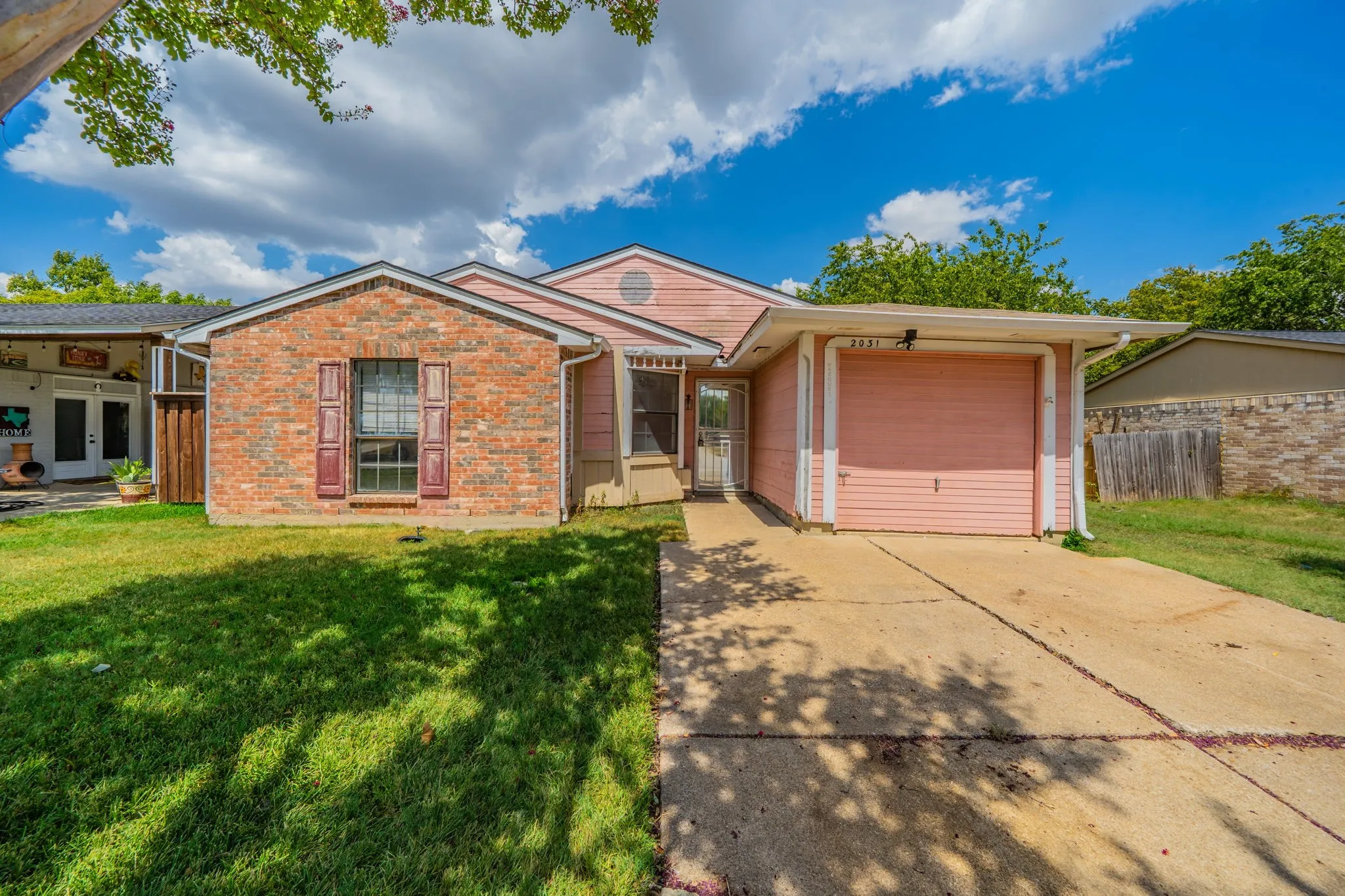 Single Family Residence For Sale in Tarrant County , 2031 Sharpshire Lane, Arlington, Texas 76014, 3 Bedroom, 1 Bathroom, 1 Garage spaces, 1,130 Sqft, built in 1982, mls#21375792, Real Estate Agent in Arlington, Homes For Sale in Tarrant county, Homes For Sale in Arlington, Realtor in Arlington Texas, Real Estate Brokerage Independent Realty Texas, Luminita Cordes Realtor