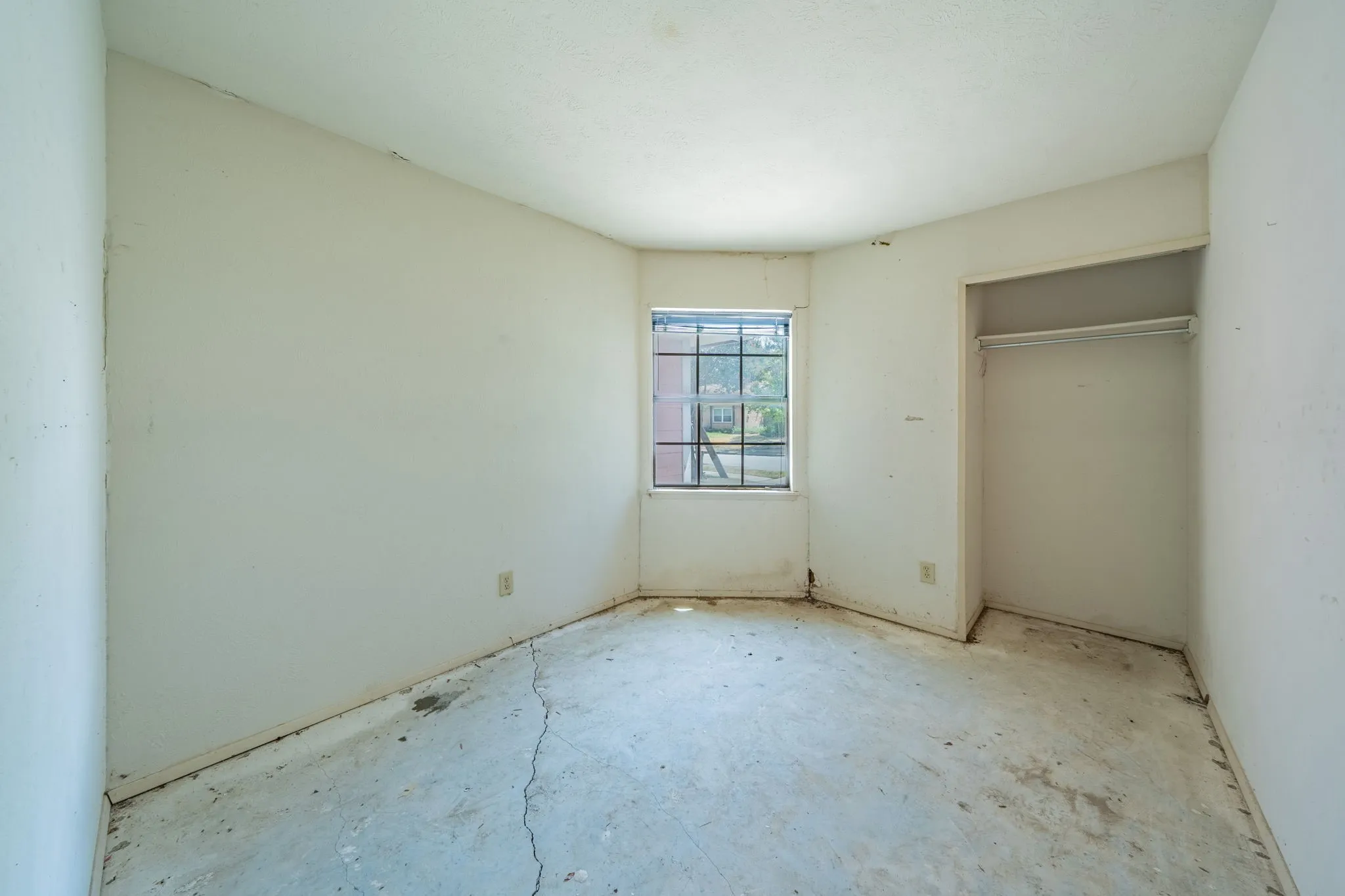 Single Family Residence For Sale in Tarrant County , 2031 Sharpshire Lane, Arlington, Texas 76014, 3 Bedroom, 1 Bathroom, 1 Garage spaces, 1,130 Sqft, built in 1982, mls#21375792, Real Estate Agent in Arlington, Homes For Sale in Tarrant county, Homes For Sale in Arlington, Realtor in Arlington Texas, Real Estate Brokerage Independent Realty Texas, Luminita Cordes Realtor