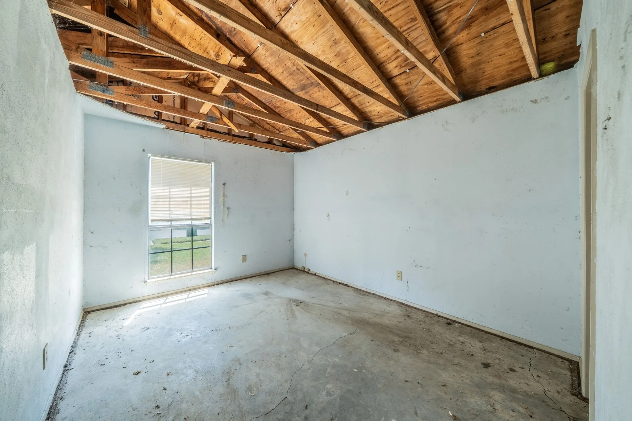 Single Family Residence For Sale in Tarrant County , 2031 Sharpshire Lane, Arlington, Texas 76014, 3 Bedroom, 1 Bathroom, 1 Garage spaces, 1,130 Sqft, built in 1982, mls#21375792, Real Estate Agent in Arlington, Homes For Sale in Tarrant county, Homes For Sale in Arlington, Realtor in Arlington Texas, Real Estate Brokerage Independent Realty Texas, Luminita Cordes Realtor
