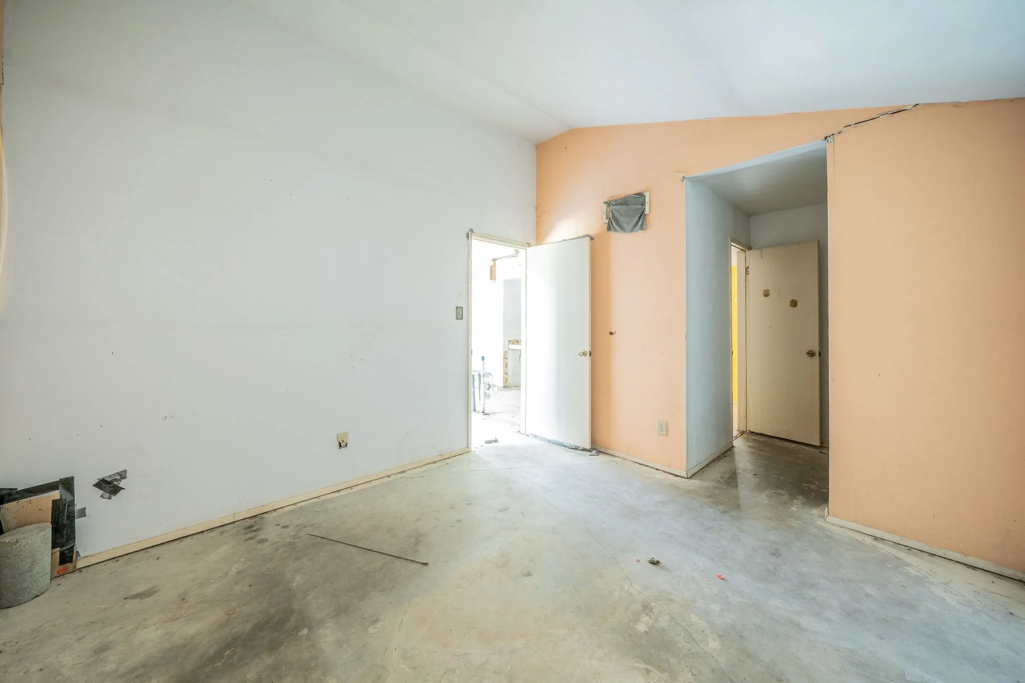 Single Family Residence For Sale in Tarrant County , 2031 Sharpshire Lane, Arlington, Texas 76014, 3 Bedroom, 1 Bathroom, 1 Garage spaces, 1,130 Sqft, built in 1982, mls#21375792, Real Estate Agent in Arlington, Homes For Sale in Tarrant county, Homes For Sale in Arlington, Realtor in Arlington Texas, Real Estate Brokerage Independent Realty Texas, Luminita Cordes Realtor