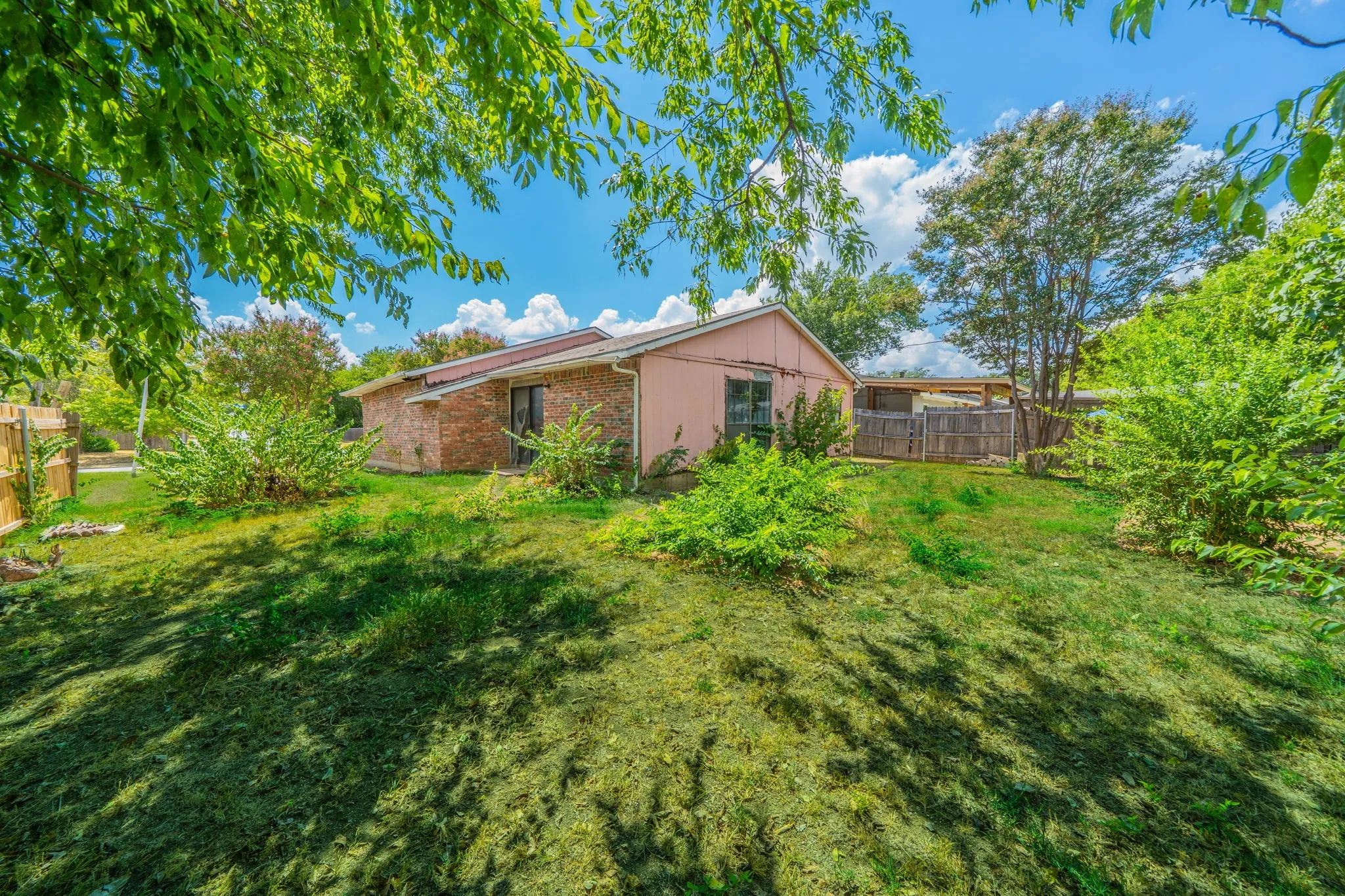 Single Family Residence For Sale in Tarrant County , 2031 Sharpshire Lane, Arlington, Texas 76014, 3 Bedroom, 1 Bathroom, 1 Garage spaces, 1,130 Sqft, built in 1982, mls#21375792, Real Estate Agent in Arlington, Homes For Sale in Tarrant county, Homes For Sale in Arlington, Realtor in Arlington Texas, Real Estate Brokerage Independent Realty Texas, Luminita Cordes Realtor