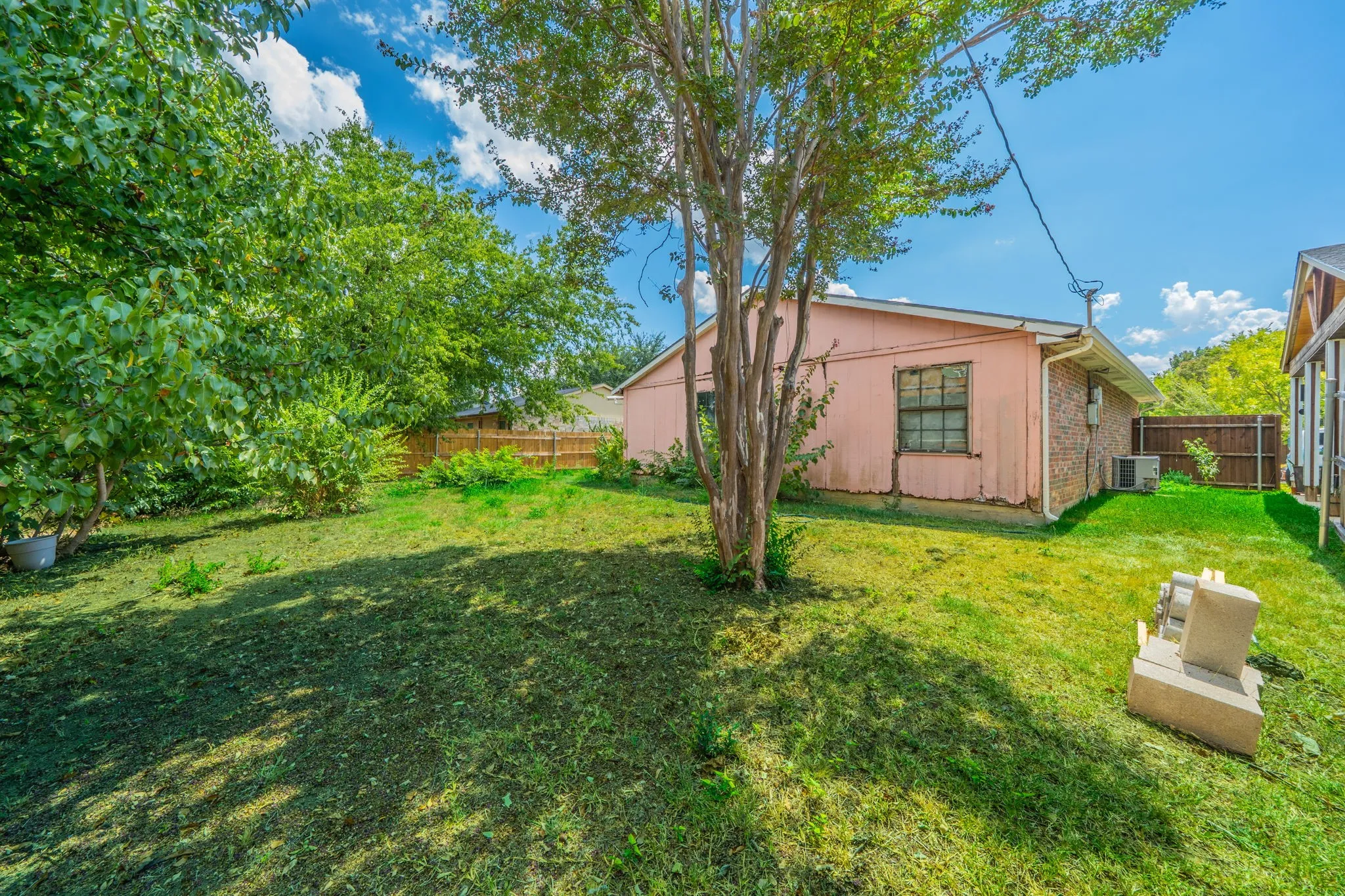 Single Family Residence For Sale in Tarrant County , 2031 Sharpshire Lane, Arlington, Texas 76014, 3 Bedroom, 1 Bathroom, 1 Garage spaces, 1,130 Sqft, built in 1982, mls#21375792, Real Estate Agent in Arlington, Homes For Sale in Tarrant county, Homes For Sale in Arlington, Realtor in Arlington Texas, Real Estate Brokerage Independent Realty Texas, Luminita Cordes Realtor