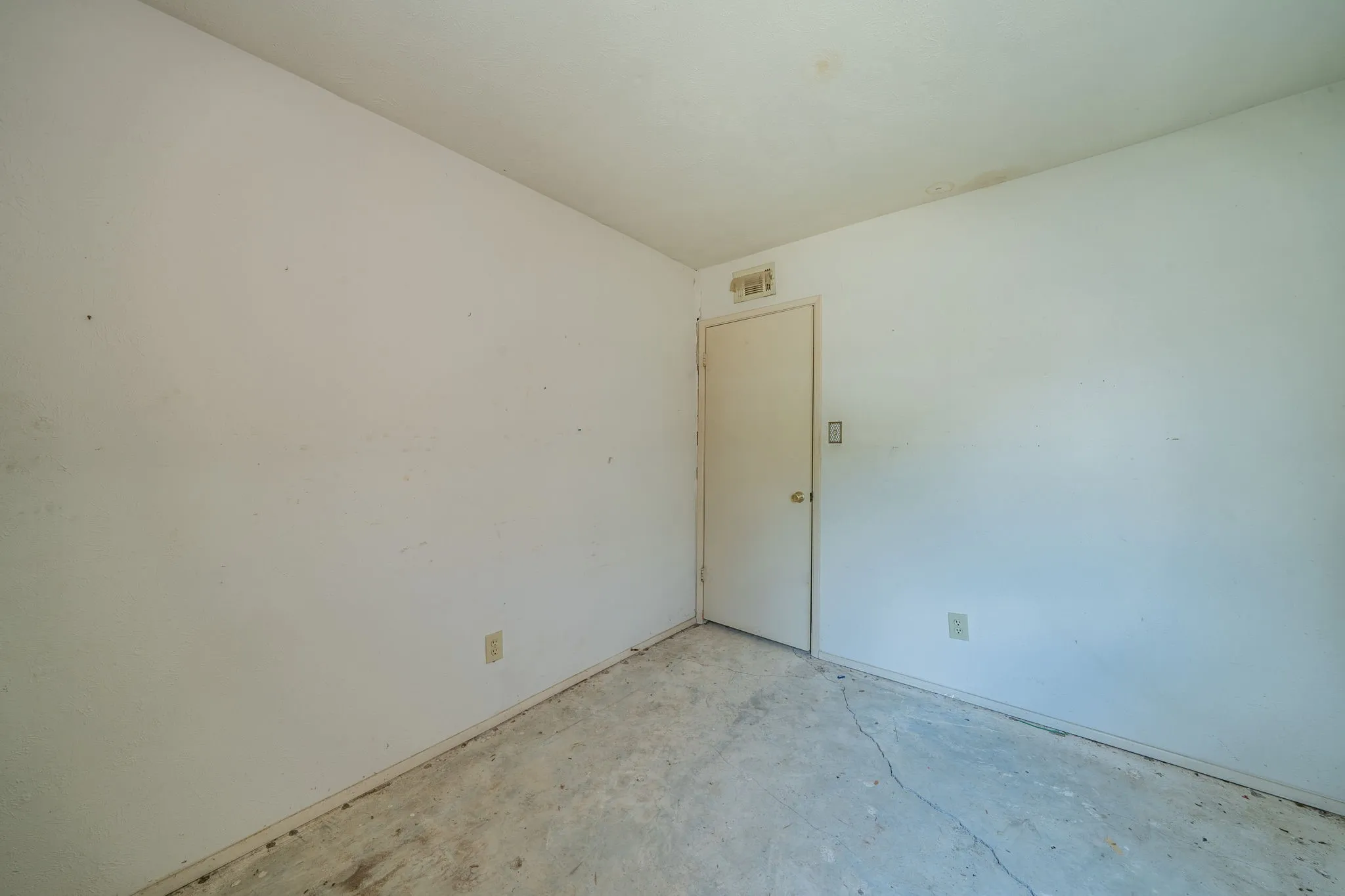Single Family Residence For Sale in Tarrant County , 2031 Sharpshire Lane, Arlington, Texas 76014, 3 Bedroom, 1 Bathroom, 1 Garage spaces, 1,130 Sqft, built in 1982, mls#21375792, Real Estate Agent in Arlington, Homes For Sale in Tarrant county, Homes For Sale in Arlington, Realtor in Arlington Texas, Real Estate Brokerage Independent Realty Texas, Luminita Cordes Realtor