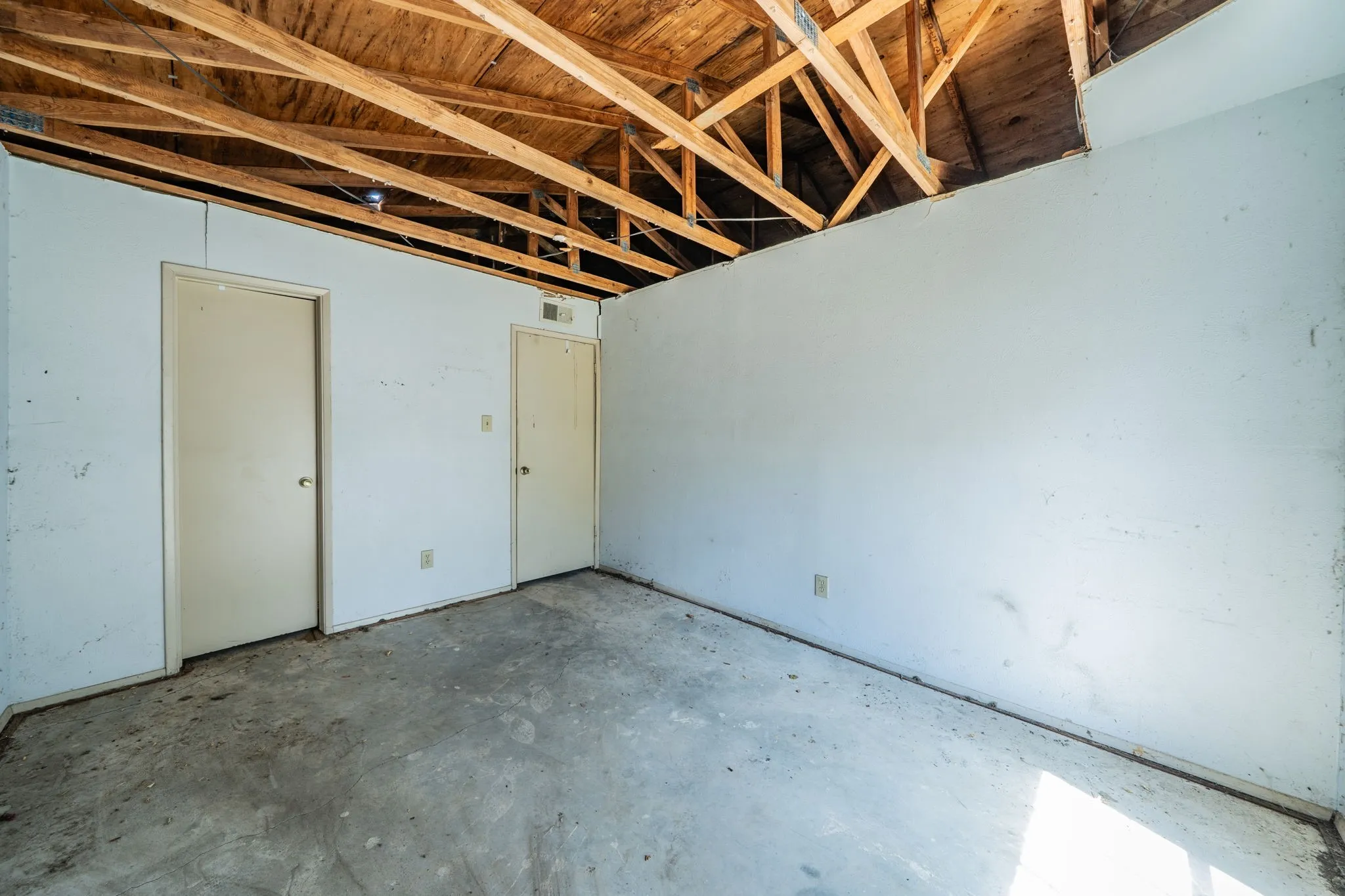 Single Family Residence For Sale in Tarrant County , 2031 Sharpshire Lane, Arlington, Texas 76014, 3 Bedroom, 1 Bathroom, 1 Garage spaces, 1,130 Sqft, built in 1982, mls#21375792, Real Estate Agent in Arlington, Homes For Sale in Tarrant county, Homes For Sale in Arlington, Realtor in Arlington Texas, Real Estate Brokerage Independent Realty Texas, Luminita Cordes Realtor
