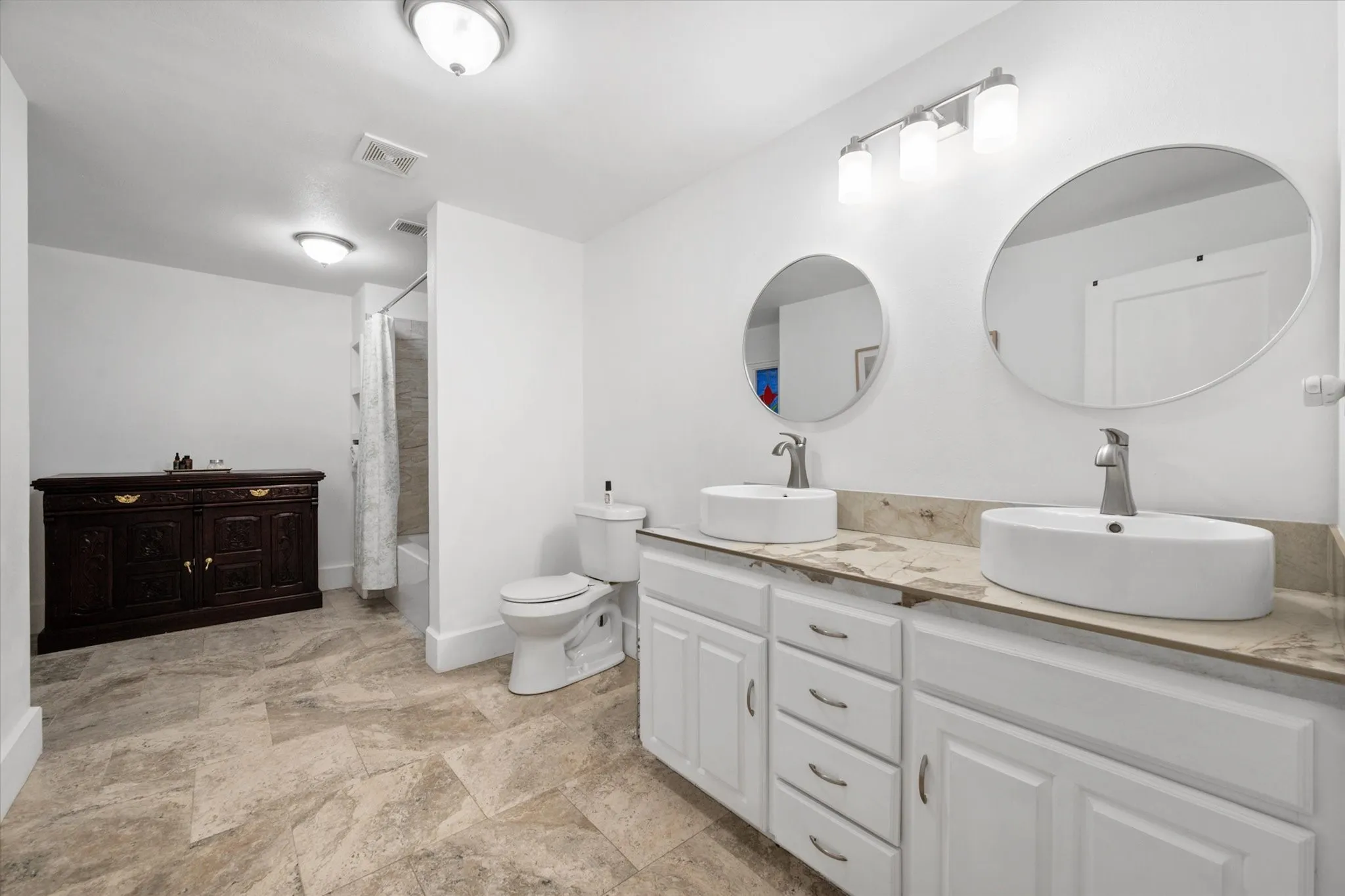Single Family Residence For Sale in Freestone County , 309 S Avenue B, Wortham, Texas 76693, 4 Bedroom, 3 Bathroom, Garage spaces, 2,536 Sqft, built in 1945, mls#21367636, Real Estate Agent in Wortham, Homes For Sale in Freestone county, Homes For Sale in Wortham, Realtor in Wortham Texas, Real Estate Brokerage Independent Realty Texas, Luminita Cordes Realtor