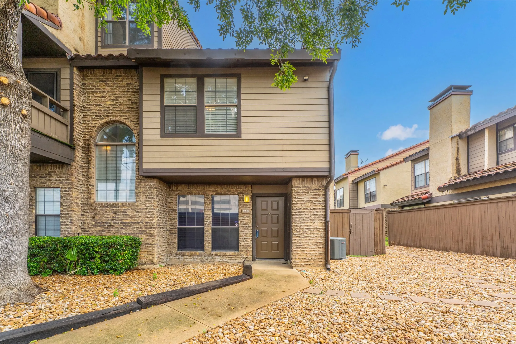 Condominium For Rent in Dallas County , 5757 E University Boulevard 27S, Dallas, Texas 75206, 2 Bedroom, 2 Bathroom, Garage spaces, 914 Sqft, built in 1983, mls#21373379, Real Estate Agent in Dallas, Homes For Rent in Dallas county, Homes For Rent in Dallas, Realtor in Dallas Texas, Real Estate Brokerage Independent Realty Texas, Luminita Cordes Realtor