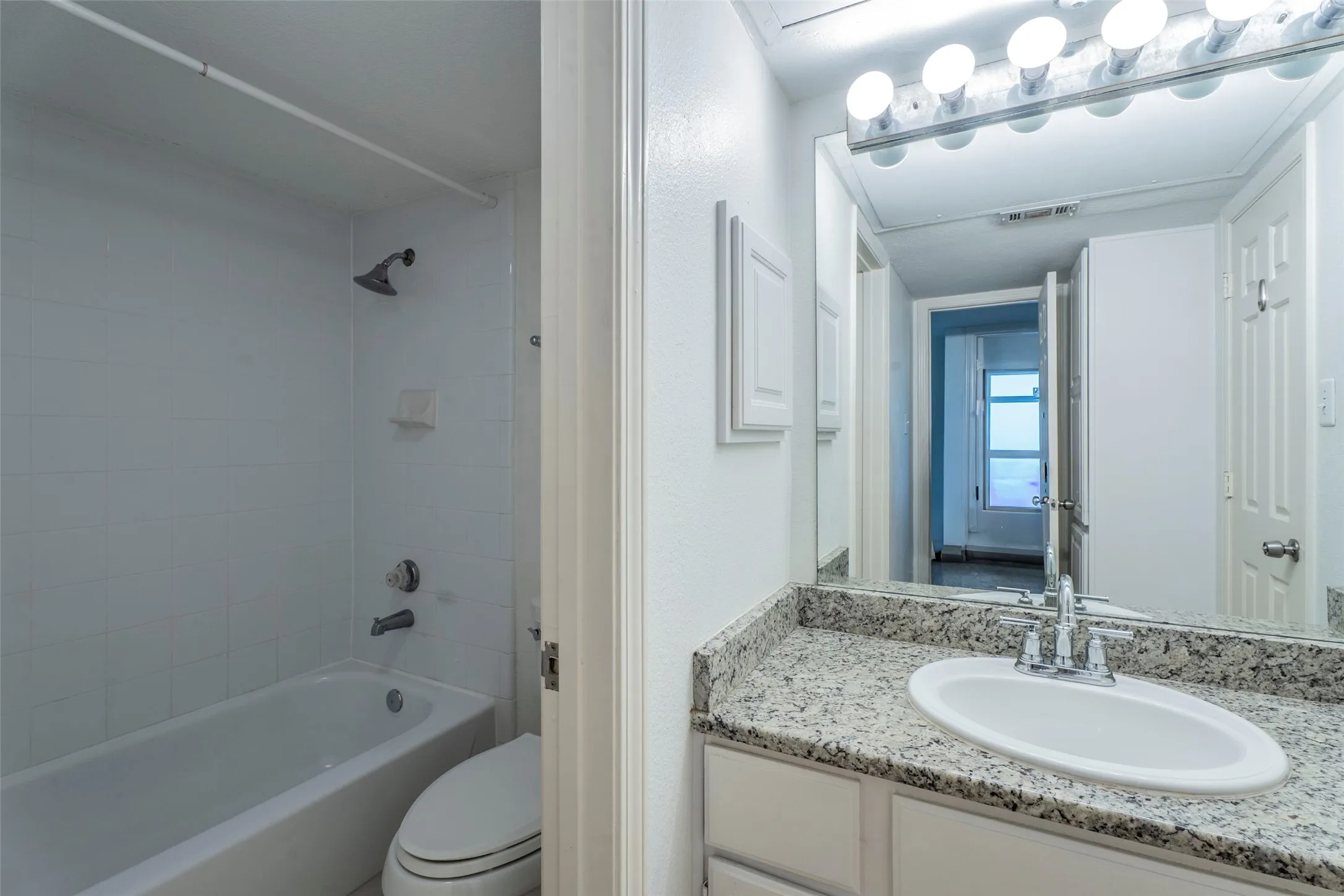 Condominium For Rent in Dallas County , 5757 E University Boulevard 27S, Dallas, Texas 75206, 2 Bedroom, 2 Bathroom, Garage spaces, 914 Sqft, built in 1983, mls#21373379, Real Estate Agent in Dallas, Homes For Rent in Dallas county, Homes For Rent in Dallas, Realtor in Dallas Texas, Real Estate Brokerage Independent Realty Texas, Luminita Cordes Realtor