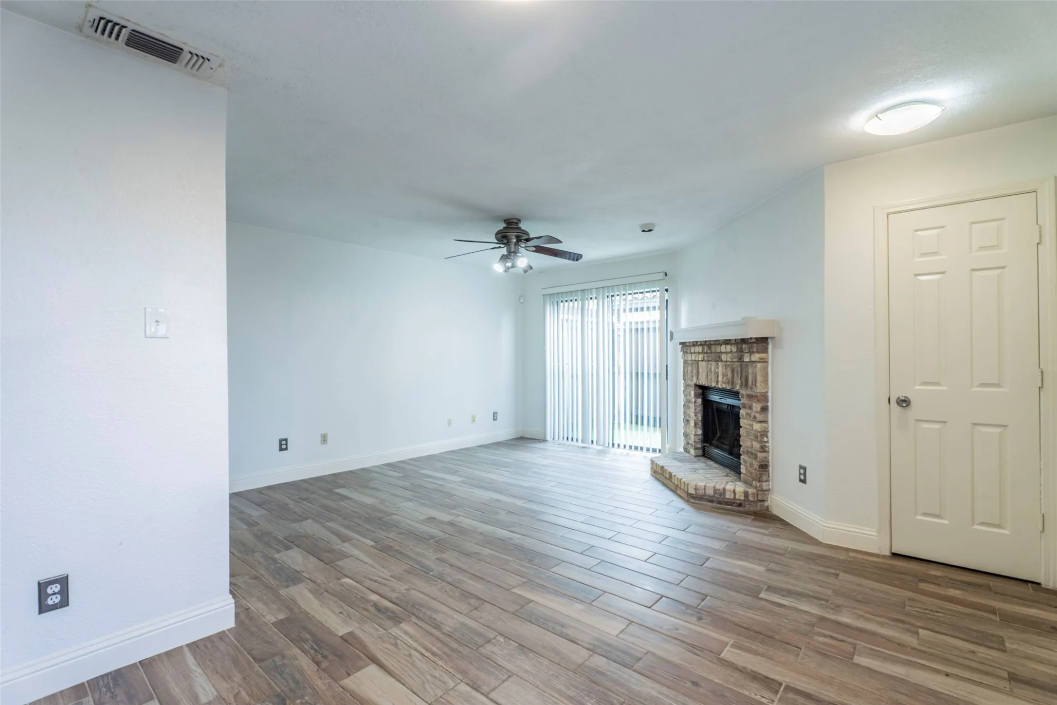 Condominium For Rent in Dallas County , 5757 E University Boulevard 27S, Dallas, Texas 75206, 2 Bedroom, 2 Bathroom, Garage spaces, 914 Sqft, built in 1983, mls#21373379, Real Estate Agent in Dallas, Homes For Rent in Dallas county, Homes For Rent in Dallas, Realtor in Dallas Texas, Real Estate Brokerage Independent Realty Texas, Luminita Cordes Realtor