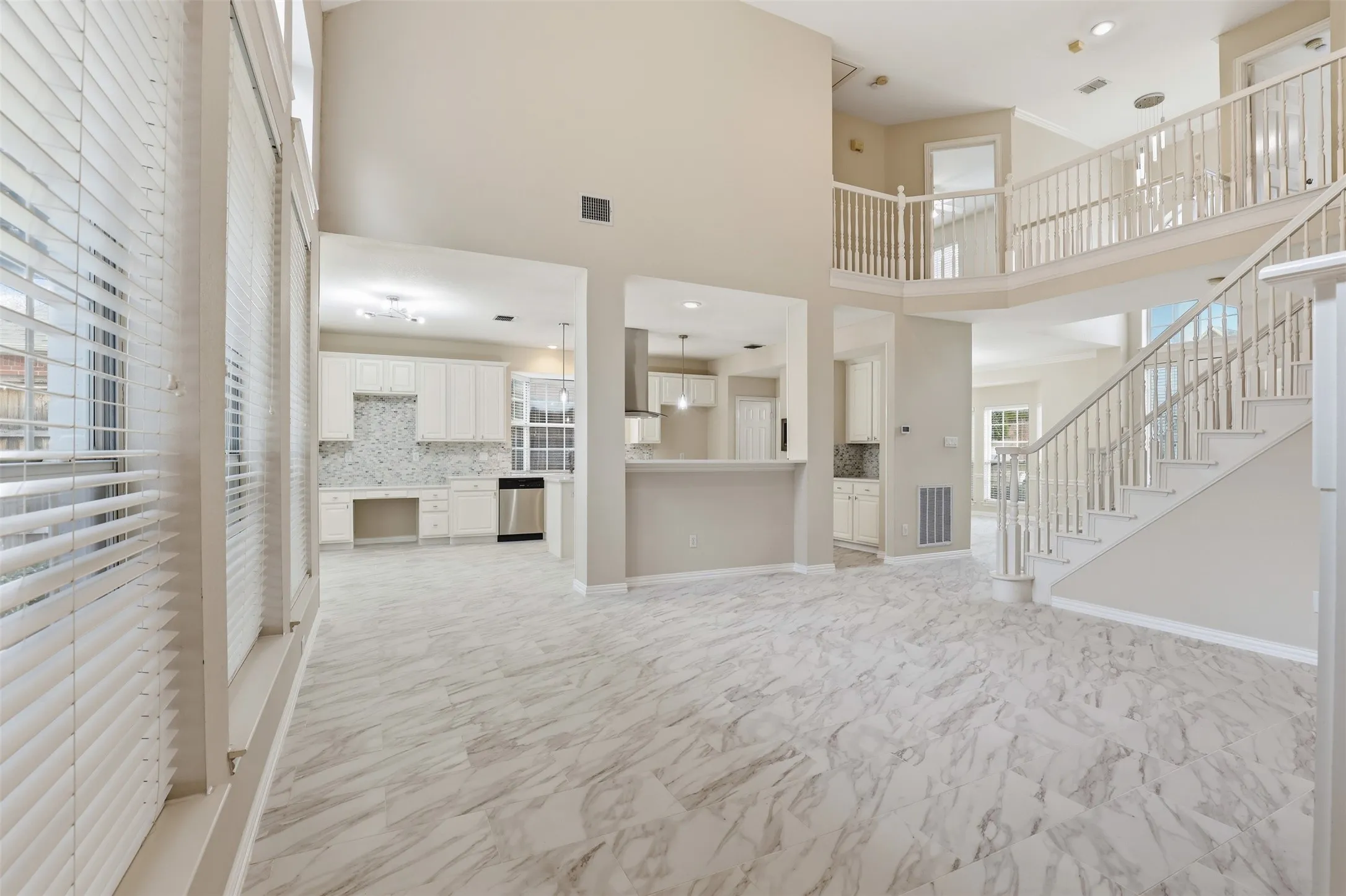 Single Family Residence For Rent in Tarrant County , 1956 N Port Court, Grapevine, Texas 76051, 5 Bedroom, 4 Bathroom, 2 Garage spaces, 3,004 Sqft, built in 1996, mls#21375666, Real Estate Agent in Grapevine, Homes For Rent in Tarrant county, Homes For Rent in Grapevine, Realtor in Grapevine Texas, Real Estate Brokerage Independent Realty Texas, Luminita Cordes Realtor