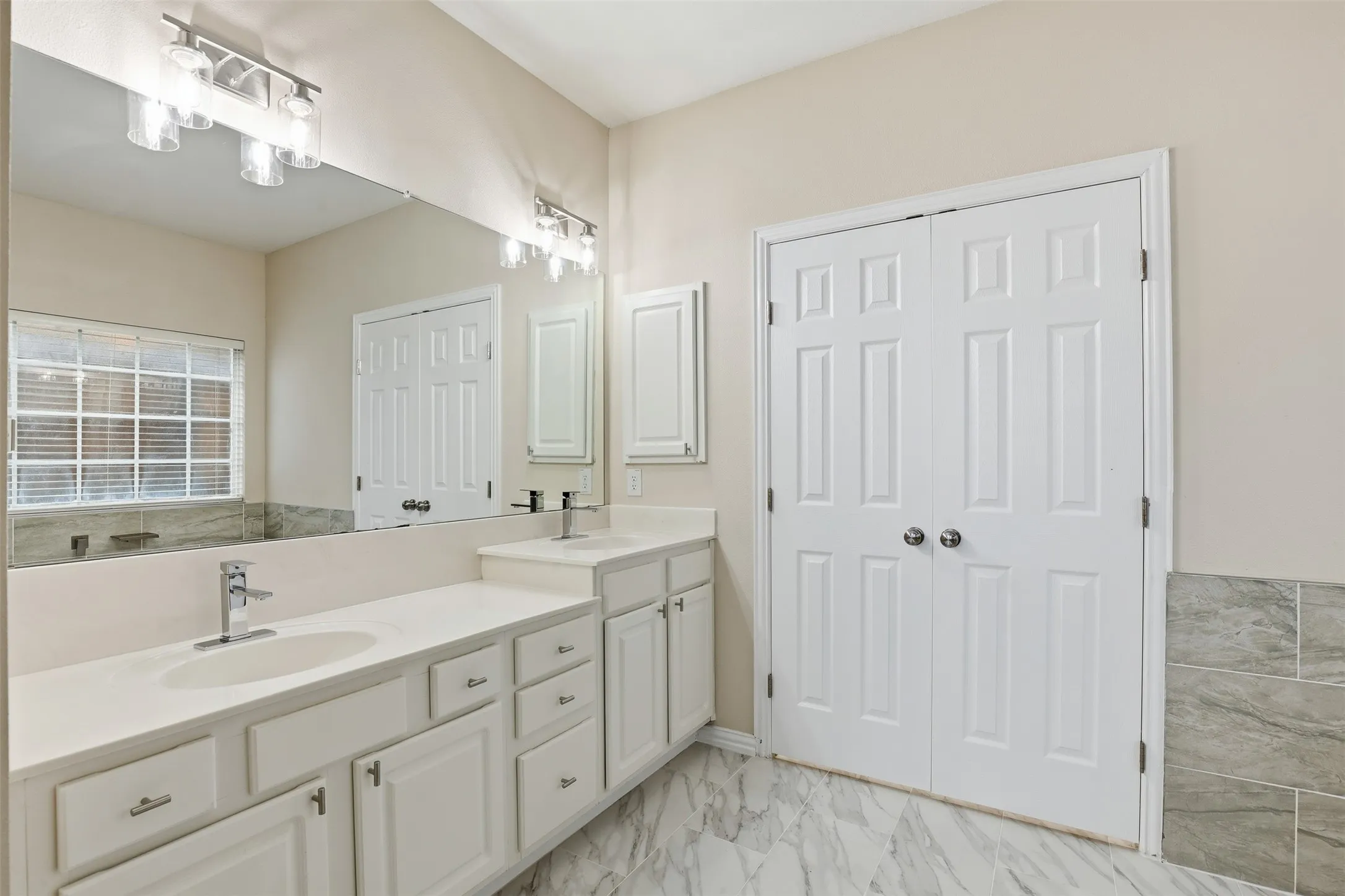 Single Family Residence For Rent in Tarrant County , 1956 N Port Court, Grapevine, Texas 76051, 5 Bedroom, 4 Bathroom, 2 Garage spaces, 3,004 Sqft, built in 1996, mls#21375666, Real Estate Agent in Grapevine, Homes For Rent in Tarrant county, Homes For Rent in Grapevine, Realtor in Grapevine Texas, Real Estate Brokerage Independent Realty Texas, Luminita Cordes Realtor