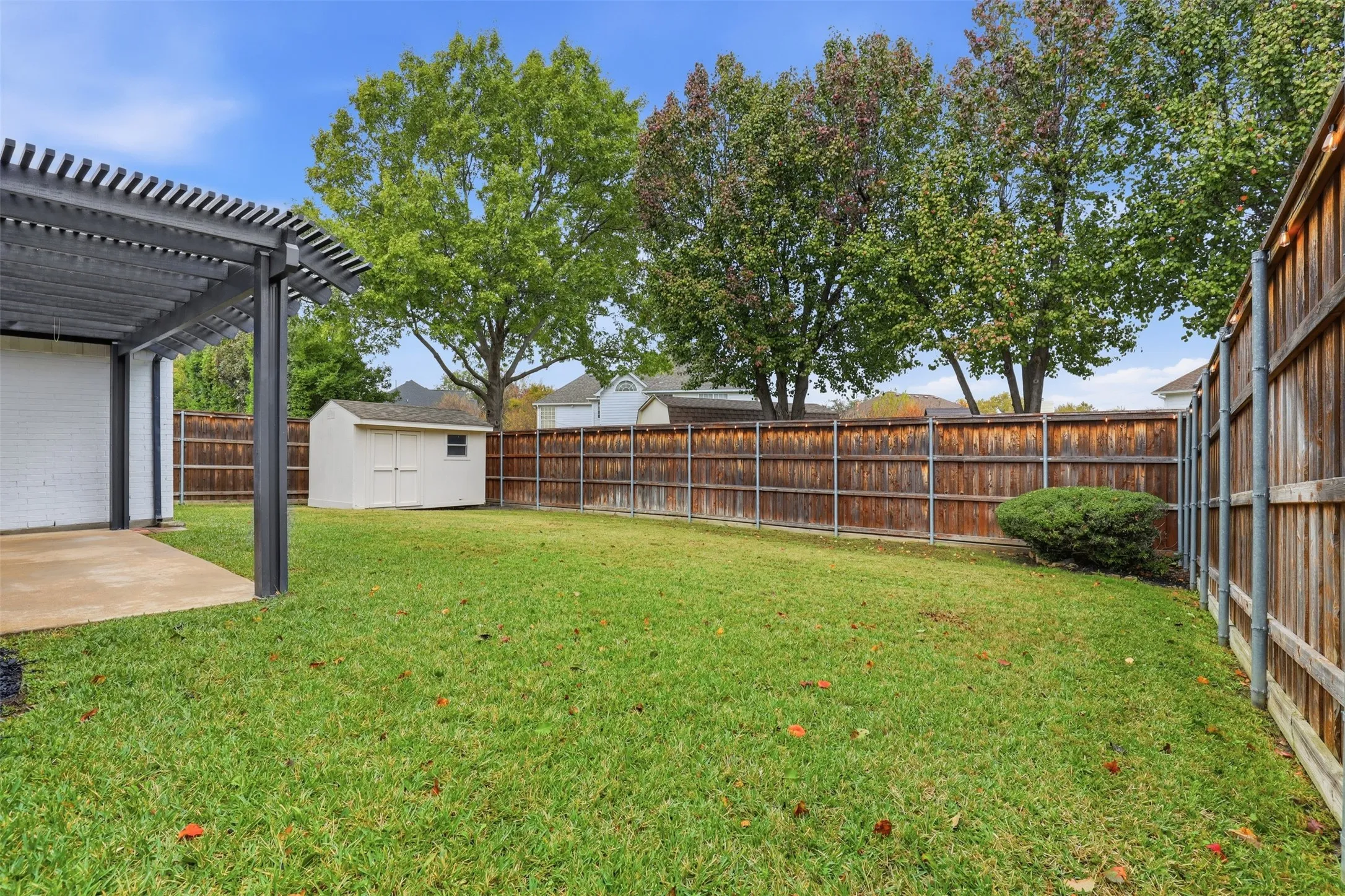 Storage building that could make the perfect she-shed or man cave
