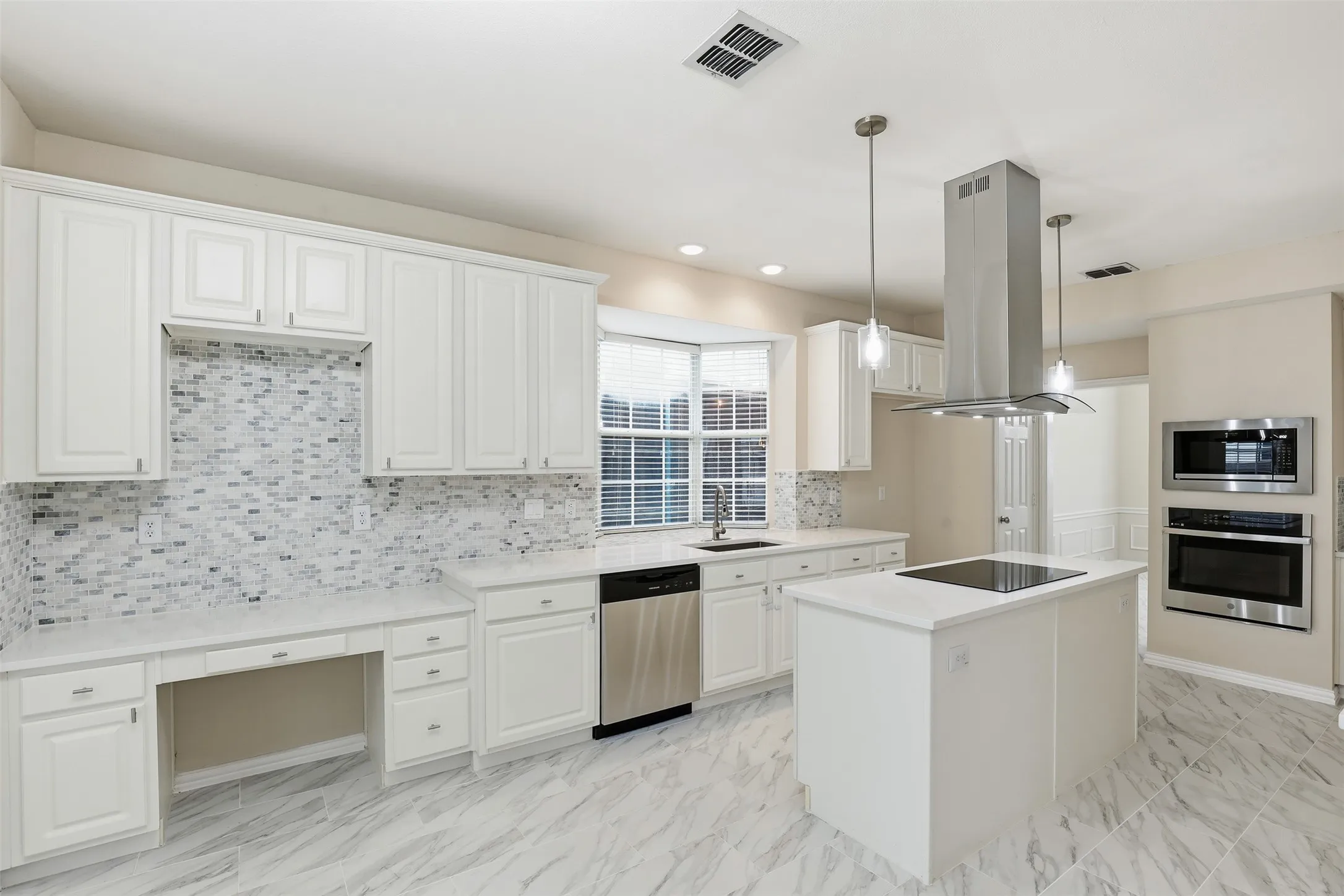 Single Family Residence For Rent in Tarrant County , 1956 N Port Court, Grapevine, Texas 76051, 5 Bedroom, 4 Bathroom, 2 Garage spaces, 3,004 Sqft, built in 1996, mls#21375666, Real Estate Agent in Grapevine, Homes For Rent in Tarrant county, Homes For Rent in Grapevine, Realtor in Grapevine Texas, Real Estate Brokerage Independent Realty Texas, Luminita Cordes Realtor