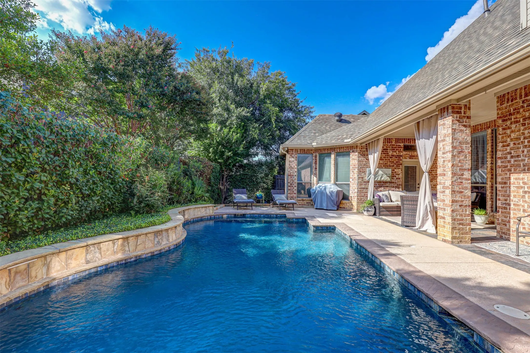 Single Family Residence For Sale in Tarrant County , 2141 Farrington Lane, Hurst, Texas 76054, 5 Bedroom, 4 Bathroom, 3 Garage spaces, 3,654 Sqft, built in 2004, mls#21363774, Real Estate Agent in Hurst, Homes For Sale in Tarrant county, Homes For Sale in Hurst, Realtor in Hurst Texas, Real Estate Brokerage Independent Realty Texas, Luminita Cordes Realtor