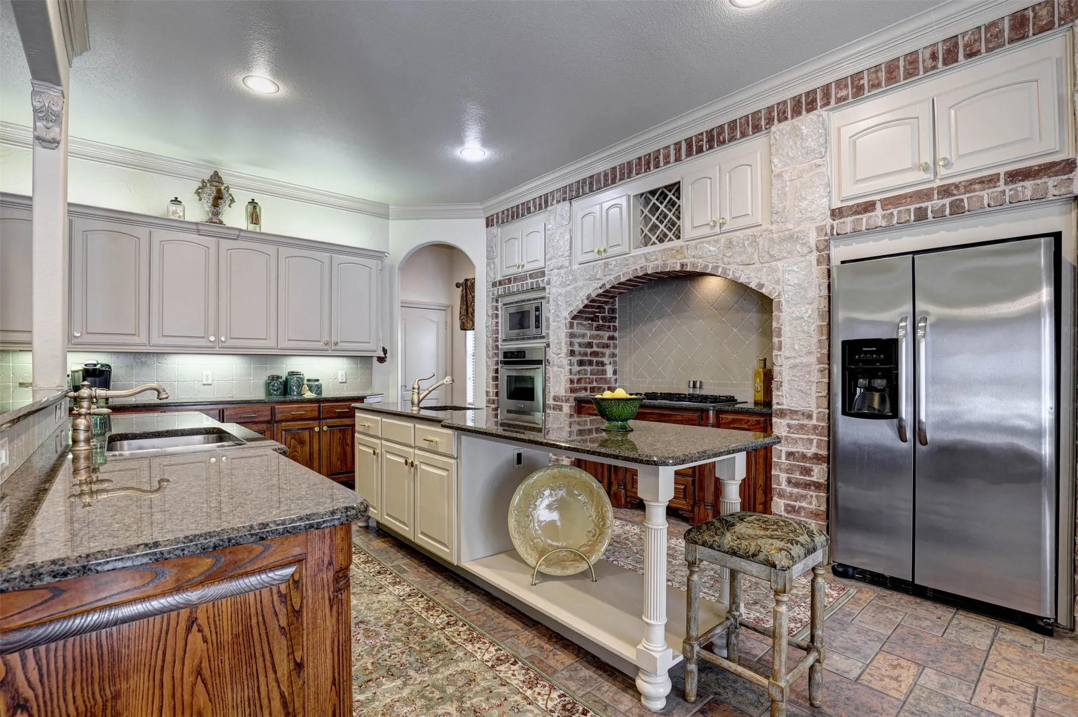 Single Family Residence For Sale in Tarrant County , 2141 Farrington Lane, Hurst, Texas 76054, 5 Bedroom, 4 Bathroom, 3 Garage spaces, 3,654 Sqft, built in 2004, mls#21363774, Real Estate Agent in Hurst, Homes For Sale in Tarrant county, Homes For Sale in Hurst, Realtor in Hurst Texas, Real Estate Brokerage Independent Realty Texas, Luminita Cordes Realtor