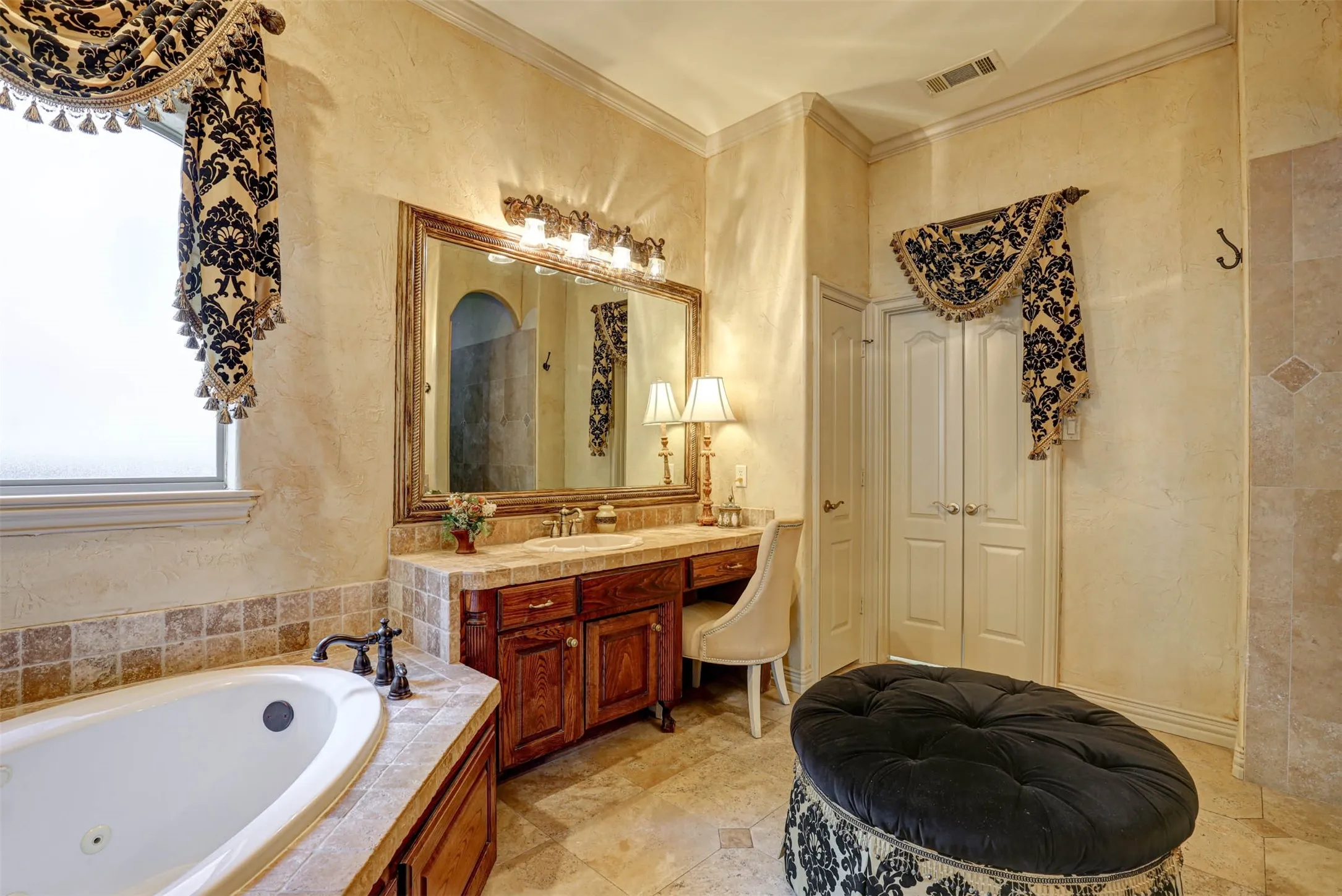 Single Family Residence For Sale in Tarrant County , 2141 Farrington Lane, Hurst, Texas 76054, 5 Bedroom, 4 Bathroom, 3 Garage spaces, 3,654 Sqft, built in 2004, mls#21363774, Real Estate Agent in Hurst, Homes For Sale in Tarrant county, Homes For Sale in Hurst, Realtor in Hurst Texas, Real Estate Brokerage Independent Realty Texas, Luminita Cordes Realtor