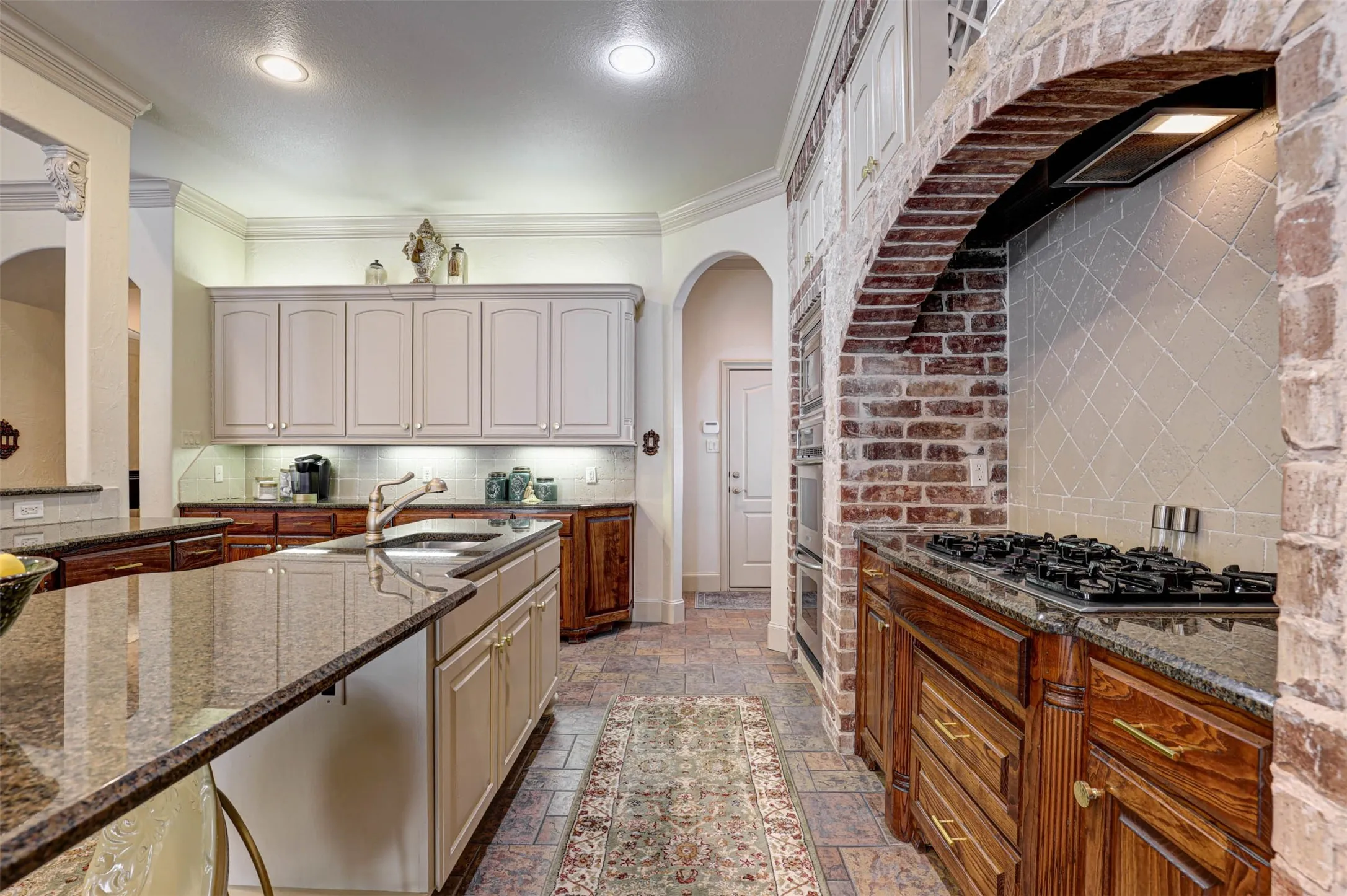 Single Family Residence For Sale in Tarrant County , 2141 Farrington Lane, Hurst, Texas 76054, 5 Bedroom, 4 Bathroom, 3 Garage spaces, 3,654 Sqft, built in 2004, mls#21363774, Real Estate Agent in Hurst, Homes For Sale in Tarrant county, Homes For Sale in Hurst, Realtor in Hurst Texas, Real Estate Brokerage Independent Realty Texas, Luminita Cordes Realtor