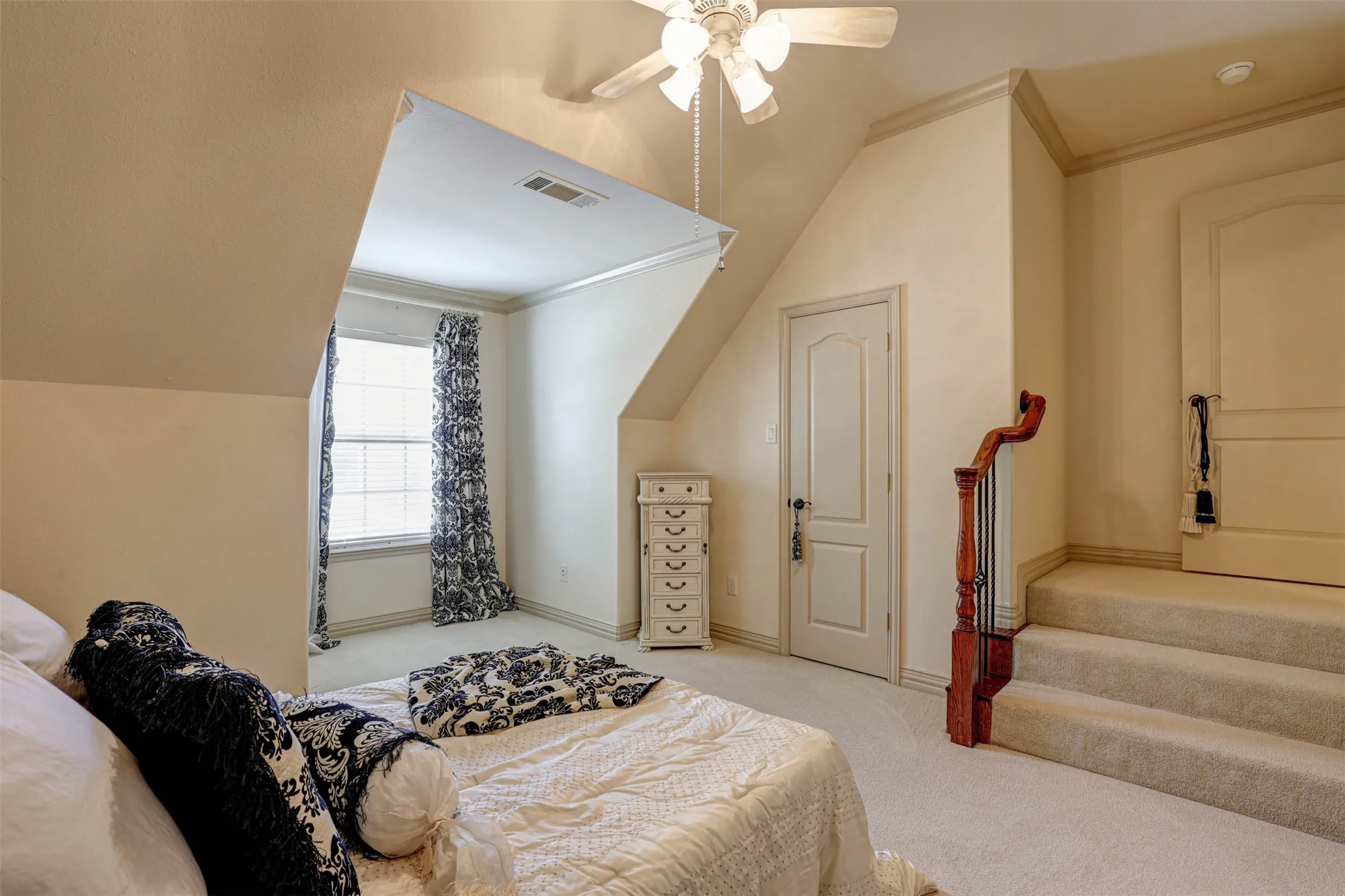 Single Family Residence For Sale in Tarrant County , 2141 Farrington Lane, Hurst, Texas 76054, 5 Bedroom, 4 Bathroom, 3 Garage spaces, 3,654 Sqft, built in 2004, mls#21363774, Real Estate Agent in Hurst, Homes For Sale in Tarrant county, Homes For Sale in Hurst, Realtor in Hurst Texas, Real Estate Brokerage Independent Realty Texas, Luminita Cordes Realtor