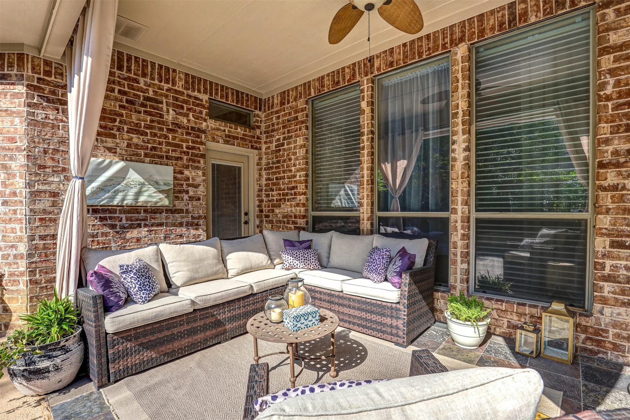 Single Family Residence For Sale in Tarrant County , 2141 Farrington Lane, Hurst, Texas 76054, 5 Bedroom, 4 Bathroom, 3 Garage spaces, 3,654 Sqft, built in 2004, mls#21363774, Real Estate Agent in Hurst, Homes For Sale in Tarrant county, Homes For Sale in Hurst, Realtor in Hurst Texas, Real Estate Brokerage Independent Realty Texas, Luminita Cordes Realtor