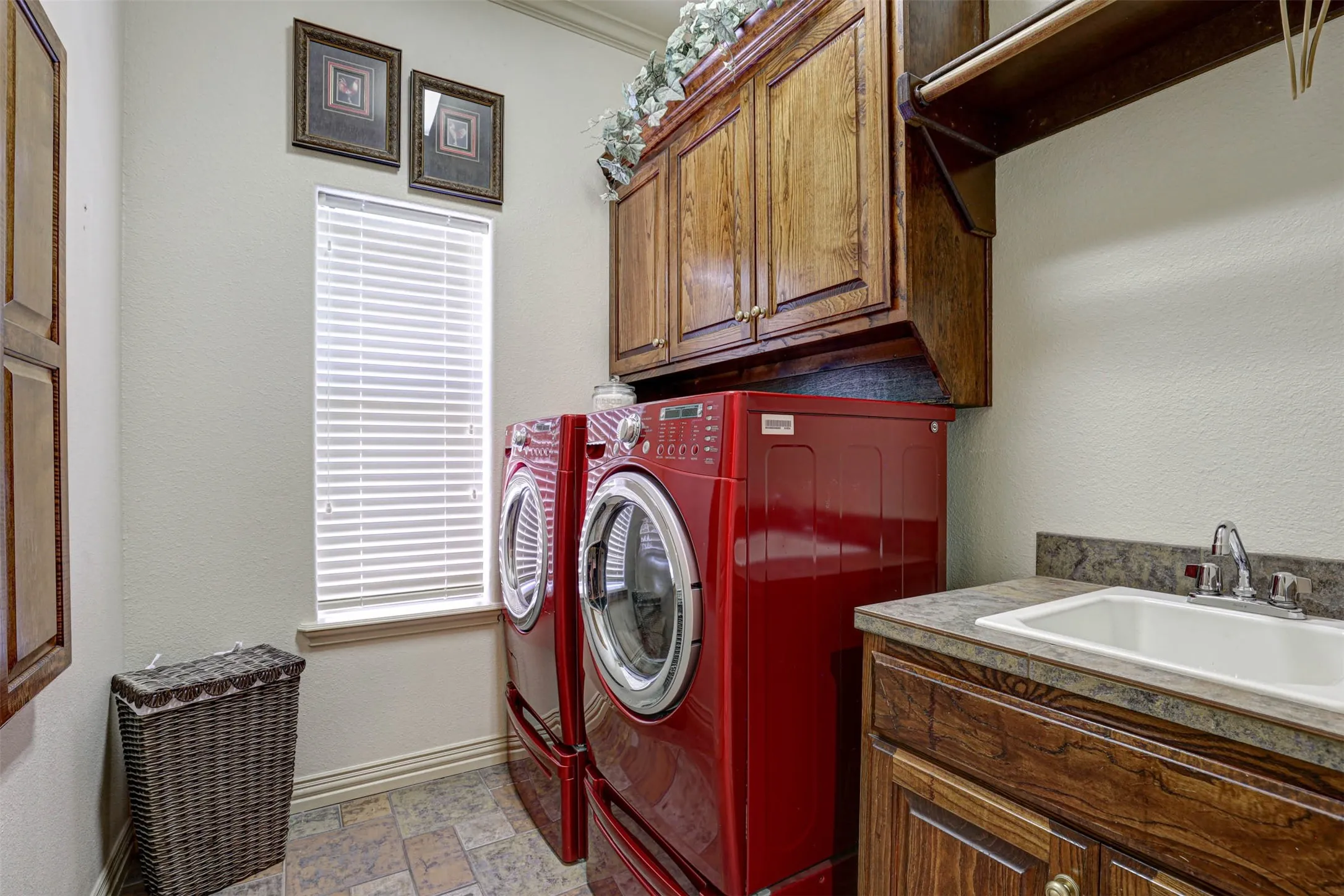 Single Family Residence For Sale in Tarrant County , 2141 Farrington Lane, Hurst, Texas 76054, 5 Bedroom, 4 Bathroom, 3 Garage spaces, 3,654 Sqft, built in 2004, mls#21363774, Real Estate Agent in Hurst, Homes For Sale in Tarrant county, Homes For Sale in Hurst, Realtor in Hurst Texas, Real Estate Brokerage Independent Realty Texas, Luminita Cordes Realtor