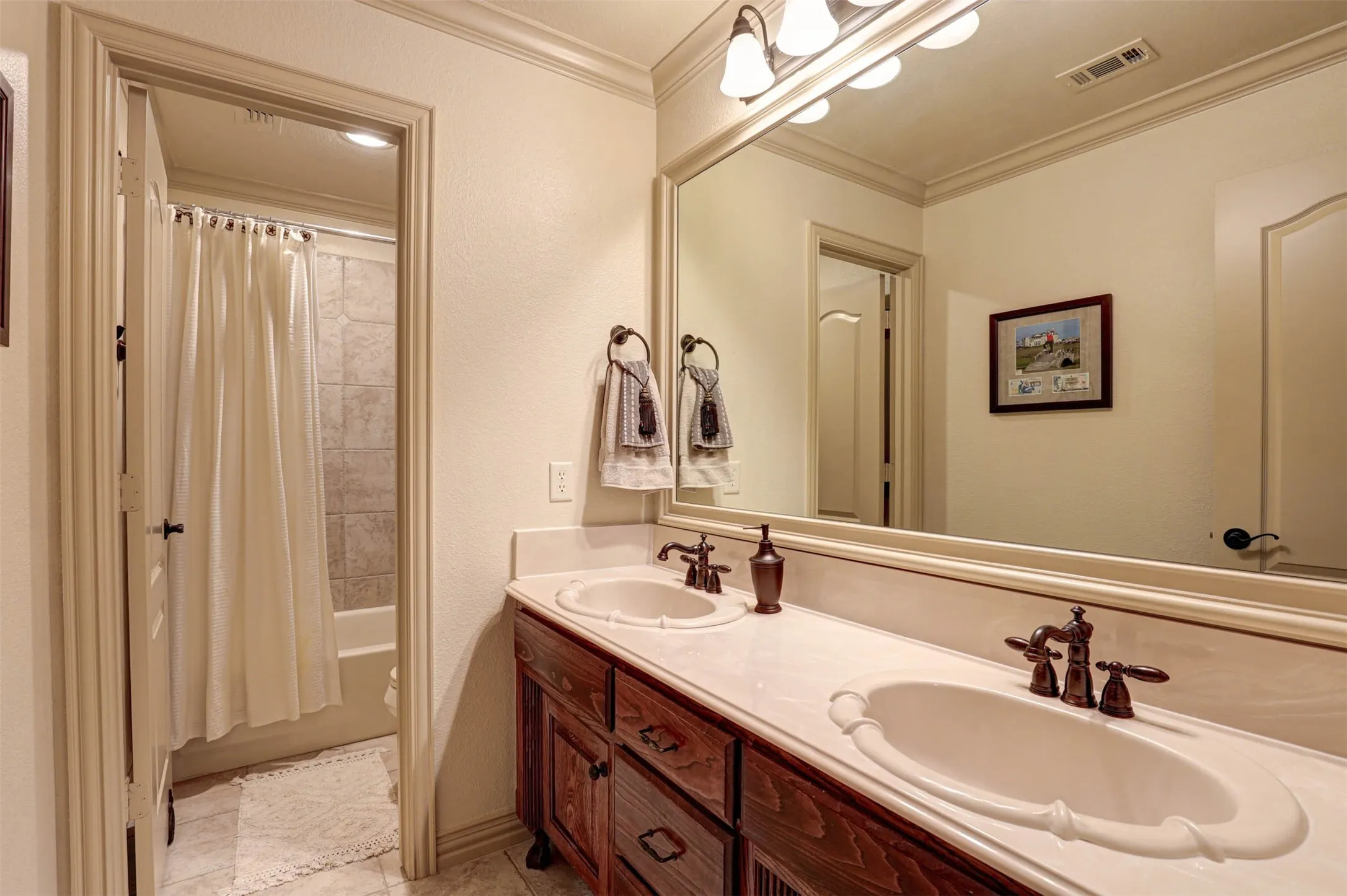 Single Family Residence For Sale in Tarrant County , 2141 Farrington Lane, Hurst, Texas 76054, 5 Bedroom, 4 Bathroom, 3 Garage spaces, 3,654 Sqft, built in 2004, mls#21363774, Real Estate Agent in Hurst, Homes For Sale in Tarrant county, Homes For Sale in Hurst, Realtor in Hurst Texas, Real Estate Brokerage Independent Realty Texas, Luminita Cordes Realtor