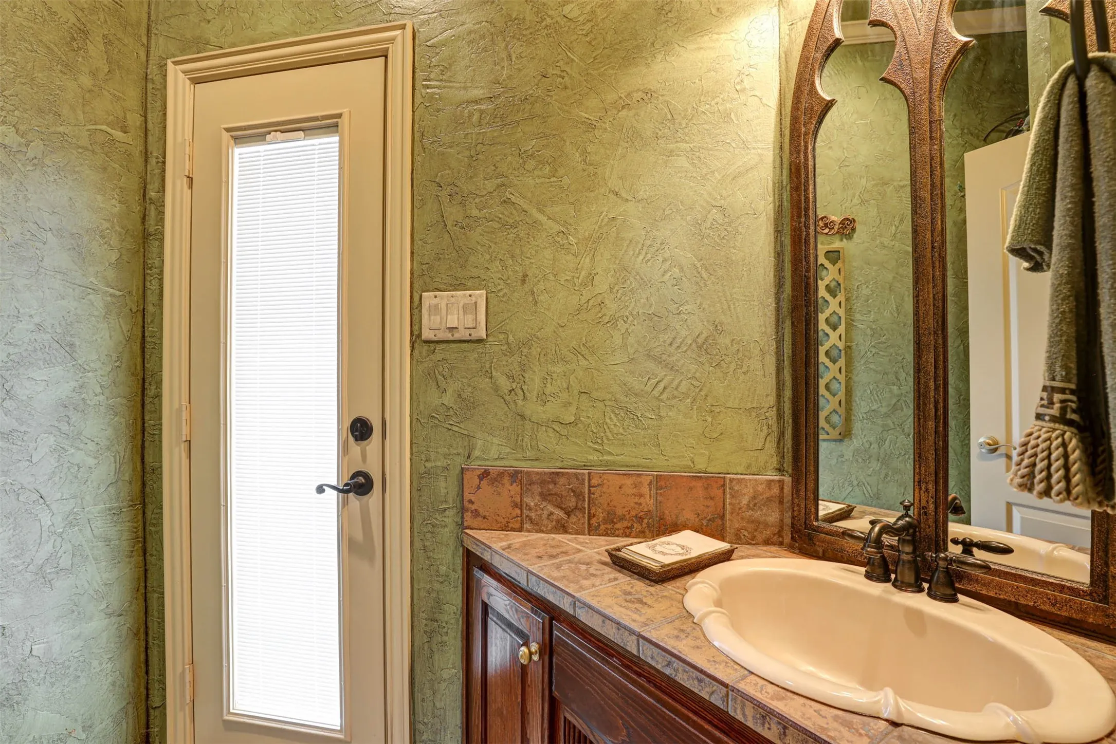 Single Family Residence For Sale in Tarrant County , 2141 Farrington Lane, Hurst, Texas 76054, 5 Bedroom, 4 Bathroom, 3 Garage spaces, 3,654 Sqft, built in 2004, mls#21363774, Real Estate Agent in Hurst, Homes For Sale in Tarrant county, Homes For Sale in Hurst, Realtor in Hurst Texas, Real Estate Brokerage Independent Realty Texas, Luminita Cordes Realtor