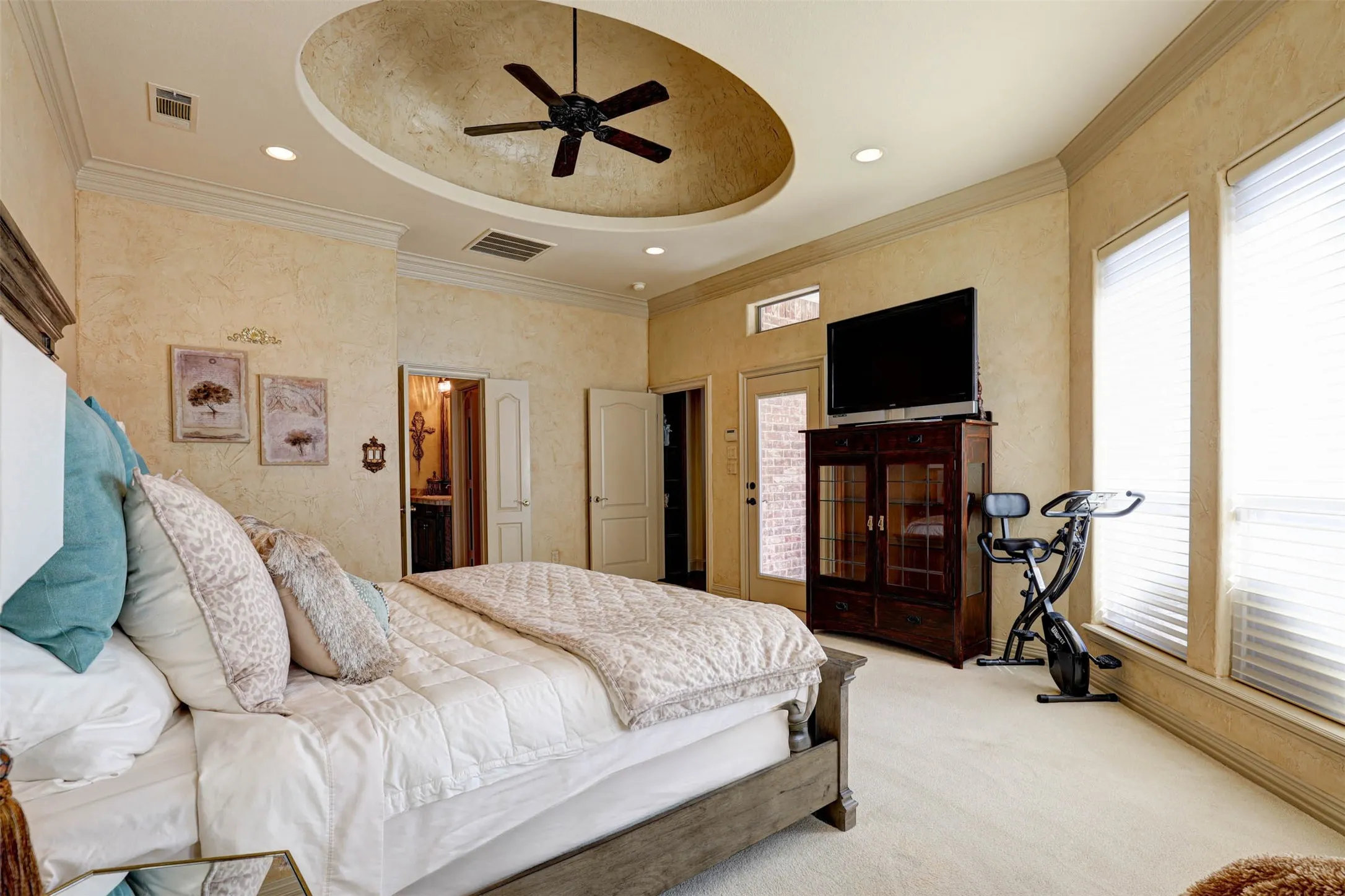 Single Family Residence For Sale in Tarrant County , 2141 Farrington Lane, Hurst, Texas 76054, 5 Bedroom, 4 Bathroom, 3 Garage spaces, 3,654 Sqft, built in 2004, mls#21363774, Real Estate Agent in Hurst, Homes For Sale in Tarrant county, Homes For Sale in Hurst, Realtor in Hurst Texas, Real Estate Brokerage Independent Realty Texas, Luminita Cordes Realtor
