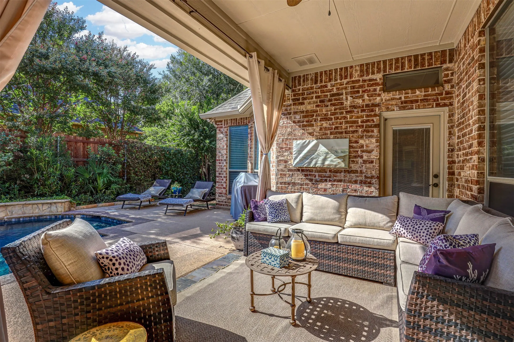 Single Family Residence For Sale in Tarrant County , 2141 Farrington Lane, Hurst, Texas 76054, 5 Bedroom, 4 Bathroom, 3 Garage spaces, 3,654 Sqft, built in 2004, mls#21363774, Real Estate Agent in Hurst, Homes For Sale in Tarrant county, Homes For Sale in Hurst, Realtor in Hurst Texas, Real Estate Brokerage Independent Realty Texas, Luminita Cordes Realtor