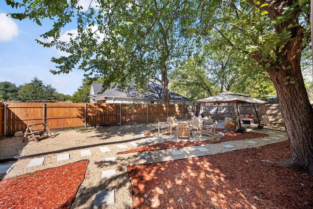 Single Family Residence For Sale in Collin County , 1002 New Street, Mc Kinney, Texas 75069, 4 Bedroom, 3 Bathroom, 2 Garage spaces, 1,703 Sqft, built in 1953, mls#21371313, Real Estate Agent in Mc Kinney, Homes For Sale in Collin county, Homes For Sale in Mc Kinney, Realtor in Mc Kinney Texas, Real Estate Brokerage Independent Realty Texas, Luminita Cordes Realtor