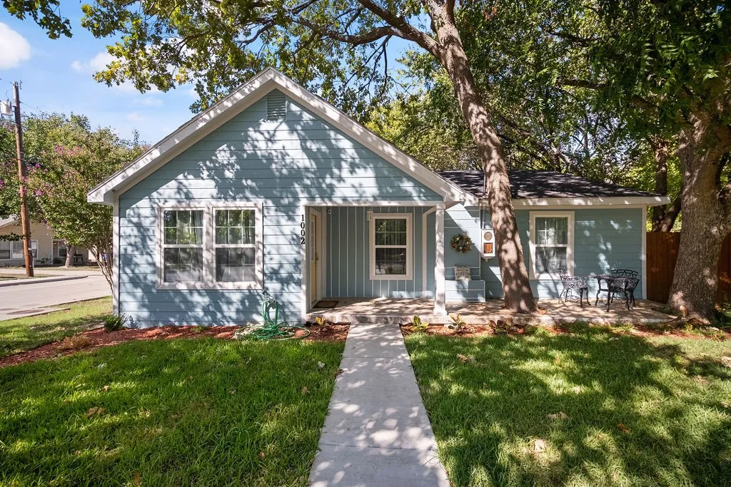 Single Family Residence For Sale in Collin County , 1002 New Street, Mc Kinney, Texas 75069, 4 Bedroom, 3 Bathroom, 2 Garage spaces, 1,703 Sqft, built in 1953, mls#21371313, Real Estate Agent in Mc Kinney, Homes For Sale in Collin county, Homes For Sale in Mc Kinney, Realtor in Mc Kinney Texas, Real Estate Brokerage Independent Realty Texas, Luminita Cordes Realtor