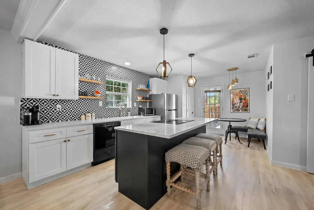 Single Family Residence For Sale in Collin County , 1002 New Street, Mc Kinney, Texas 75069, 4 Bedroom, 3 Bathroom, 2 Garage spaces, 1,703 Sqft, built in 1953, mls#21371313, Real Estate Agent in Mc Kinney, Homes For Sale in Collin county, Homes For Sale in Mc Kinney, Realtor in Mc Kinney Texas, Real Estate Brokerage Independent Realty Texas, Luminita Cordes Realtor