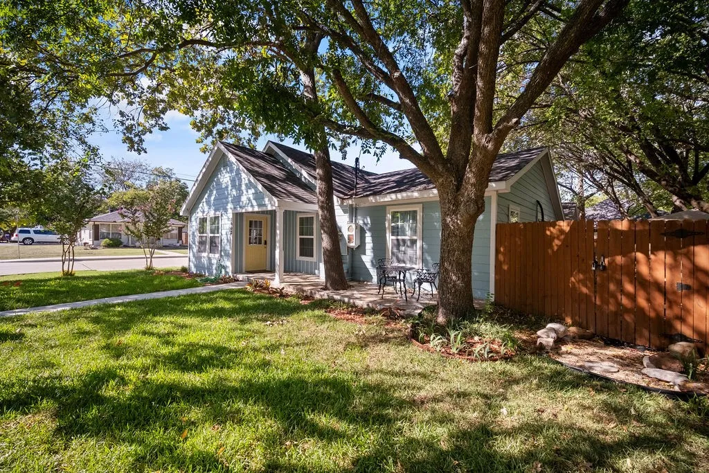 Single Family Residence For Sale in Collin County , 1002 New Street, Mc Kinney, Texas 75069, 4 Bedroom, 3 Bathroom, 2 Garage spaces, 1,703 Sqft, built in 1953, mls#21371313, Real Estate Agent in Mc Kinney, Homes For Sale in Collin county, Homes For Sale in Mc Kinney, Realtor in Mc Kinney Texas, Real Estate Brokerage Independent Realty Texas, Luminita Cordes Realtor