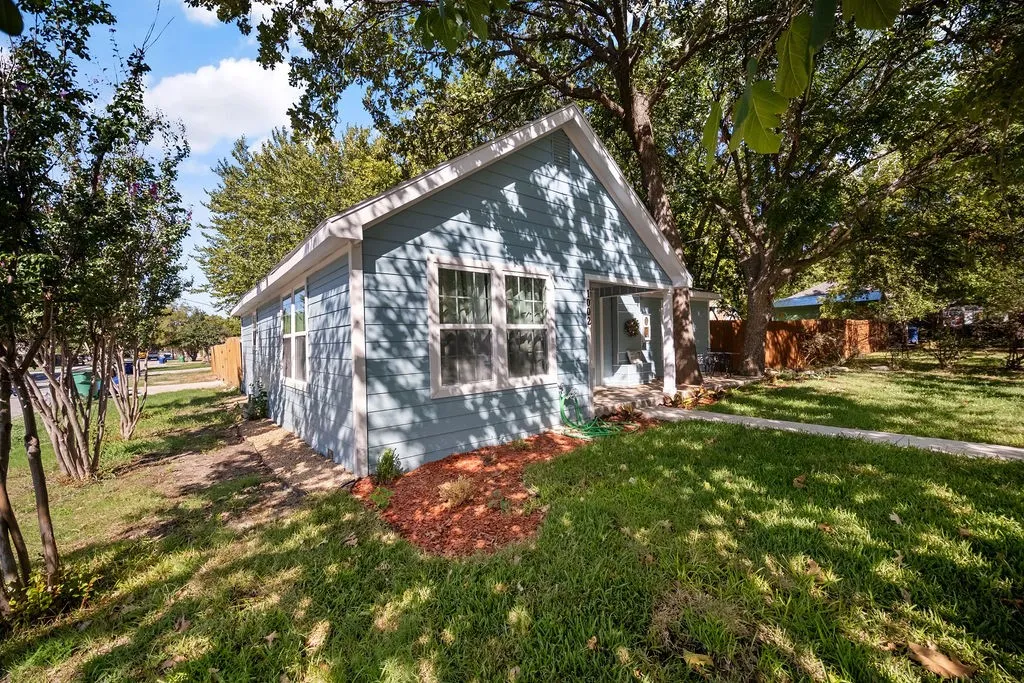 Single Family Residence For Sale in Collin County , 1002 New Street, Mc Kinney, Texas 75069, 4 Bedroom, 3 Bathroom, 2 Garage spaces, 1,703 Sqft, built in 1953, mls#21371313, Real Estate Agent in Mc Kinney, Homes For Sale in Collin county, Homes For Sale in Mc Kinney, Realtor in Mc Kinney Texas, Real Estate Brokerage Independent Realty Texas, Luminita Cordes Realtor