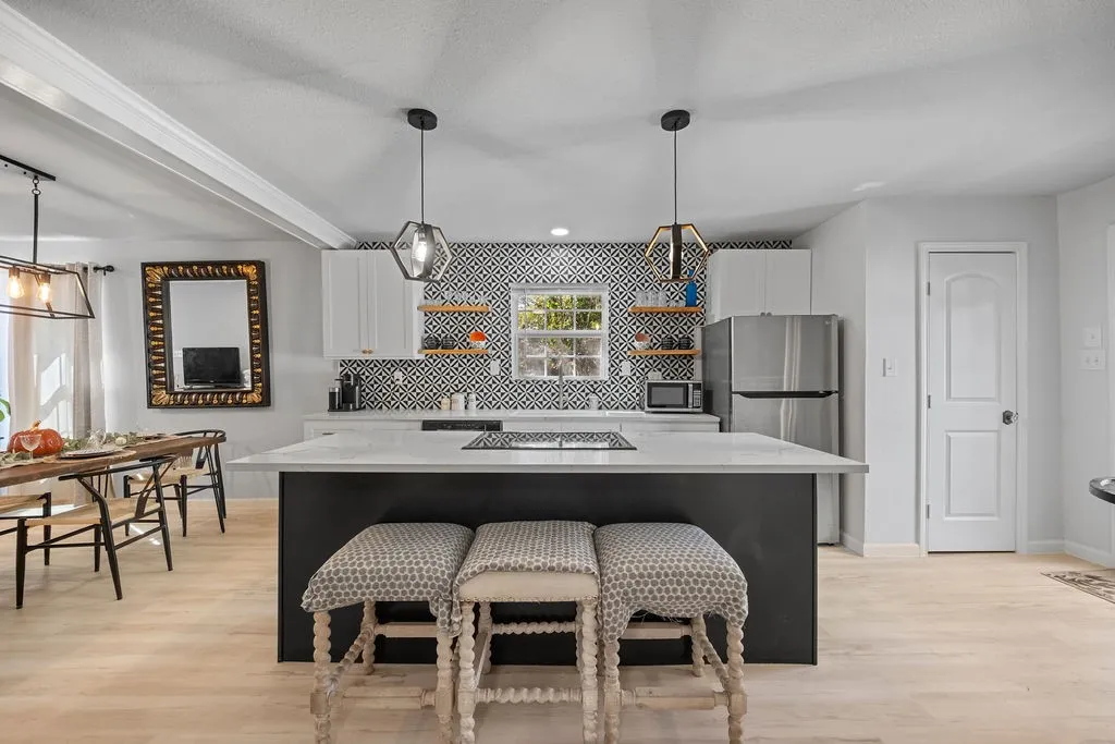 Single Family Residence For Sale in Collin County , 1002 New Street, Mc Kinney, Texas 75069, 4 Bedroom, 3 Bathroom, 2 Garage spaces, 1,703 Sqft, built in 1953, mls#21371313, Real Estate Agent in Mc Kinney, Homes For Sale in Collin county, Homes For Sale in Mc Kinney, Realtor in Mc Kinney Texas, Real Estate Brokerage Independent Realty Texas, Luminita Cordes Realtor