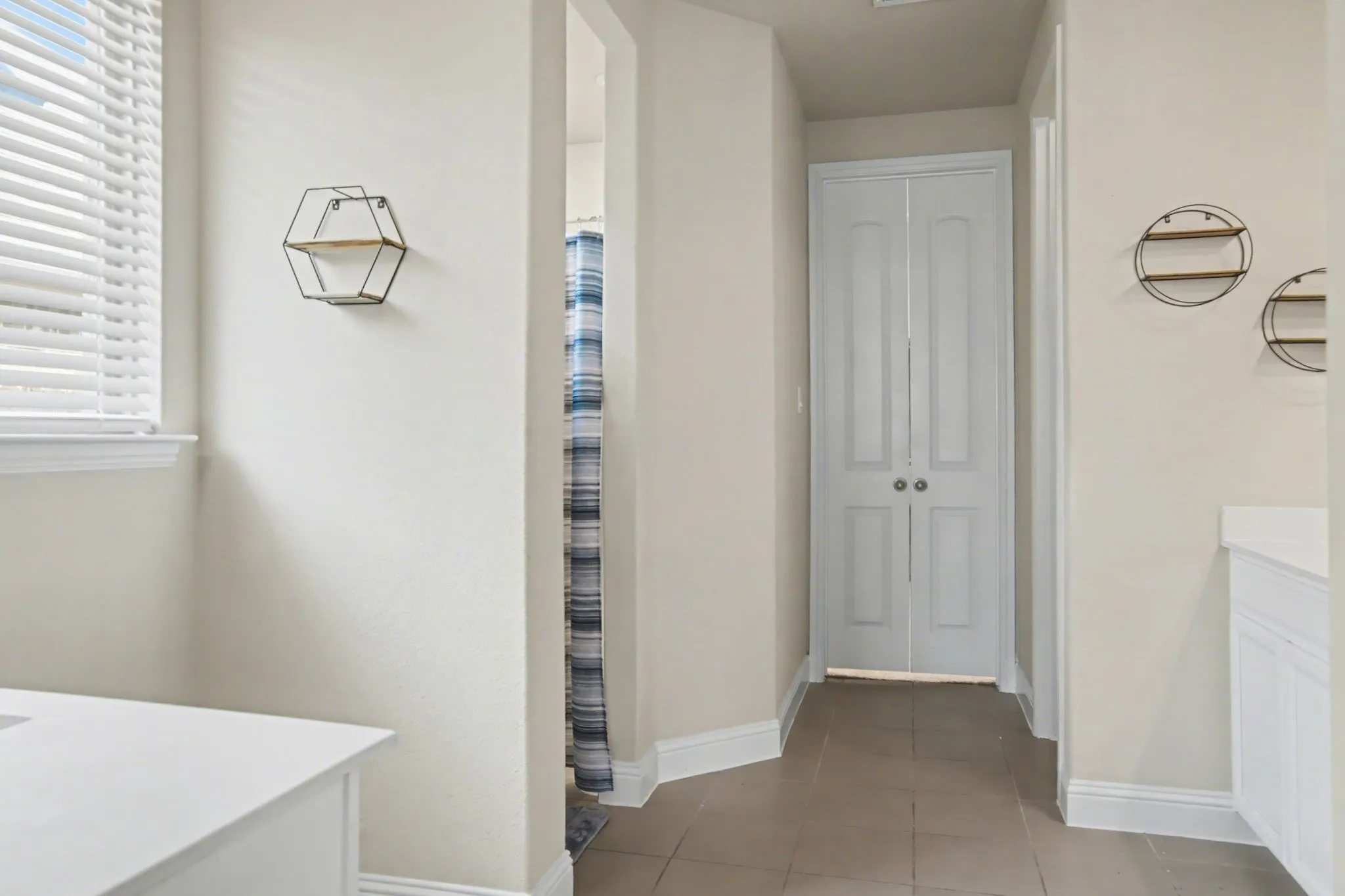 Single Family Residence For Sale in Tarrant County , 5621 Salt Springs Drive, Fort Worth, Texas 76179, 4 Bedroom, 4 Bathroom, 2 Garage spaces, 3,306 Sqft, built in 2020, mls#21374733, Real Estate Agent in Fort Worth, Homes For Sale in Tarrant county, Homes For Sale in Fort Worth, Realtor in Fort Worth Texas, Real Estate Brokerage Independent Realty Texas, Luminita Cordes Realtor