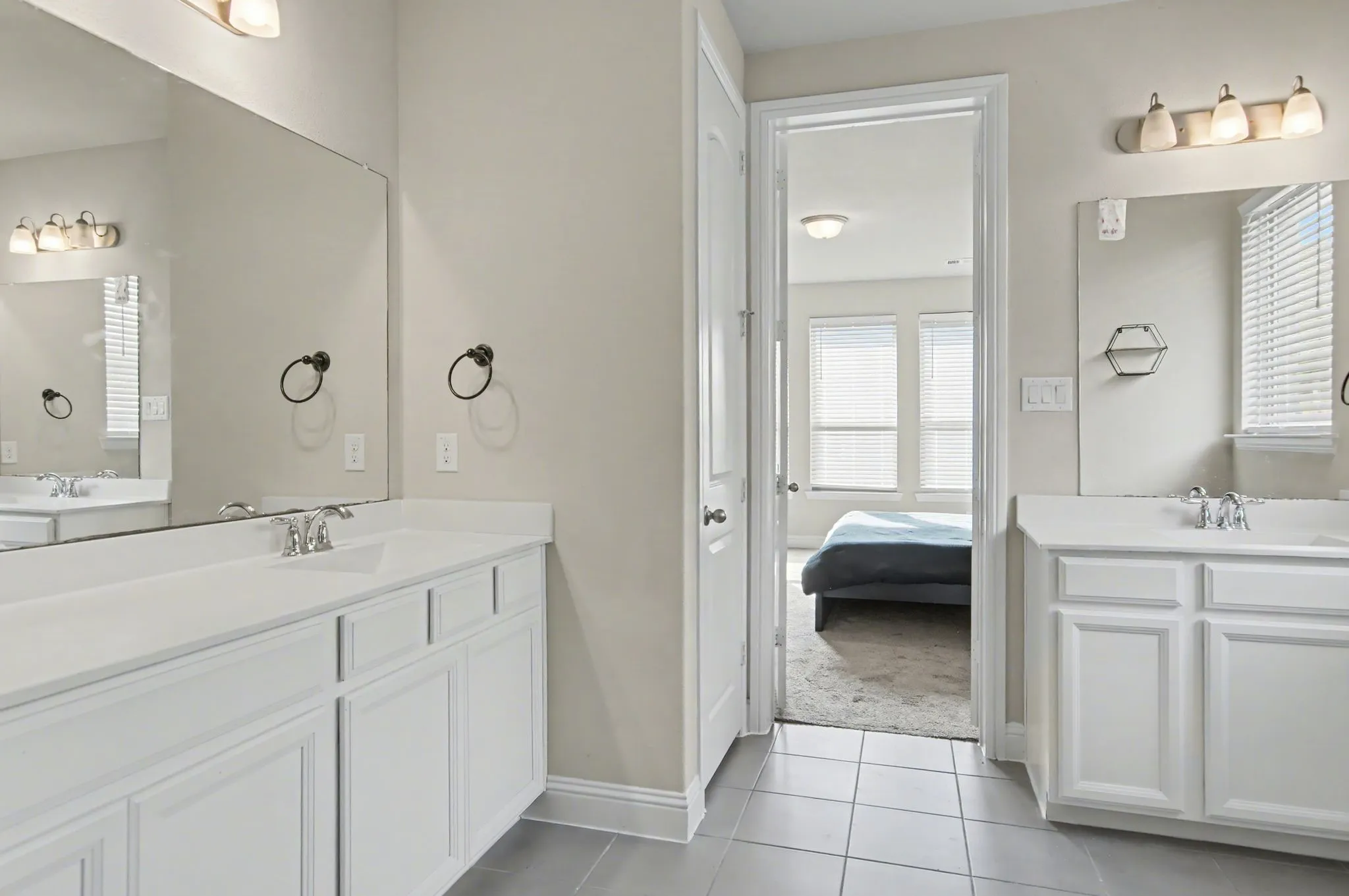 Single Family Residence For Sale in Tarrant County , 5621 Salt Springs Drive, Fort Worth, Texas 76179, 4 Bedroom, 4 Bathroom, 2 Garage spaces, 3,306 Sqft, built in 2020, mls#21374733, Real Estate Agent in Fort Worth, Homes For Sale in Tarrant county, Homes For Sale in Fort Worth, Realtor in Fort Worth Texas, Real Estate Brokerage Independent Realty Texas, Luminita Cordes Realtor